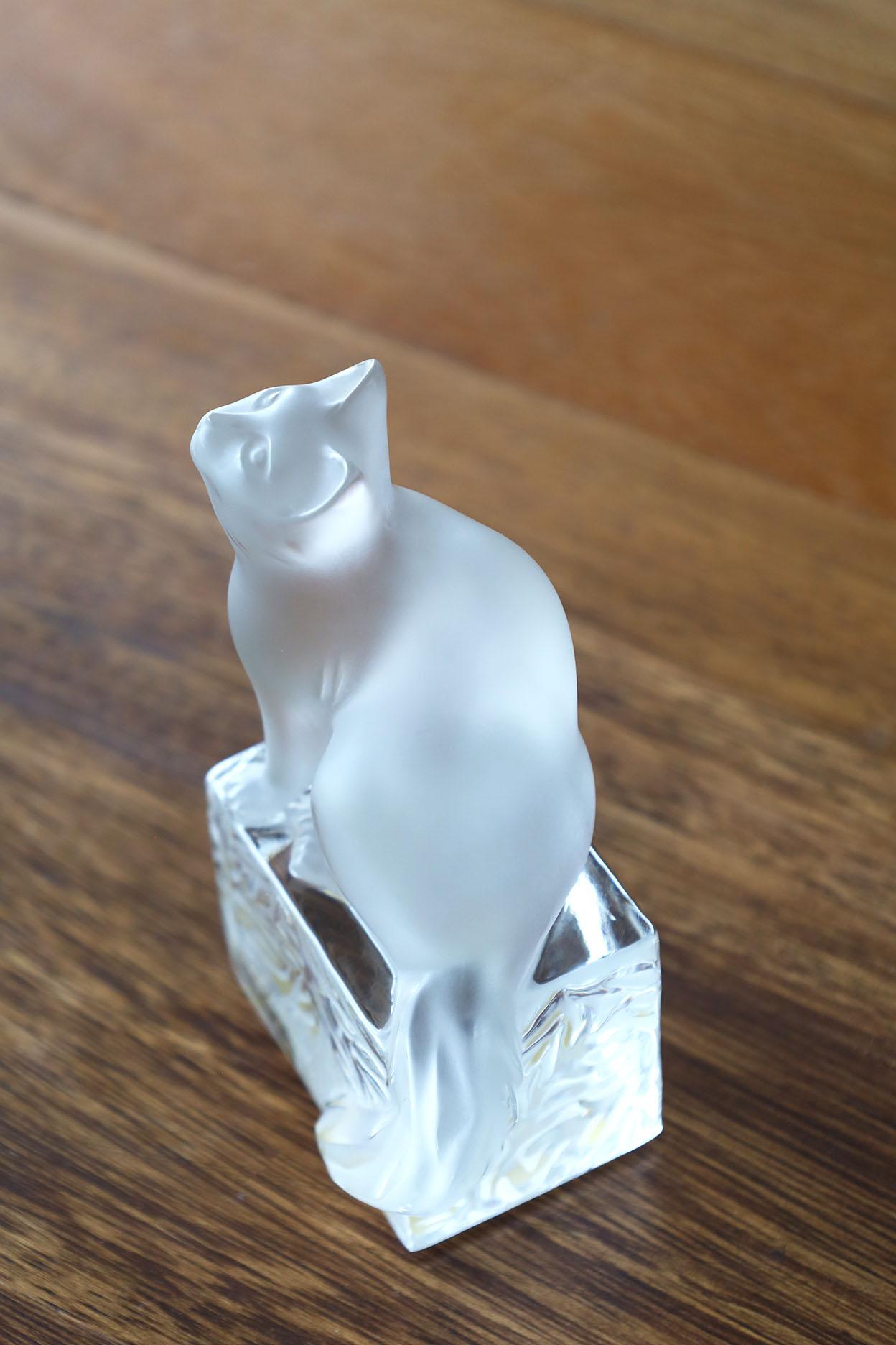 Lalique Sitting Cat Figurine Model 11676.
Frosted Crystal in very good original condition. With original Lalique sticker in the front and model 11676 sitter in the bottom. Signed.