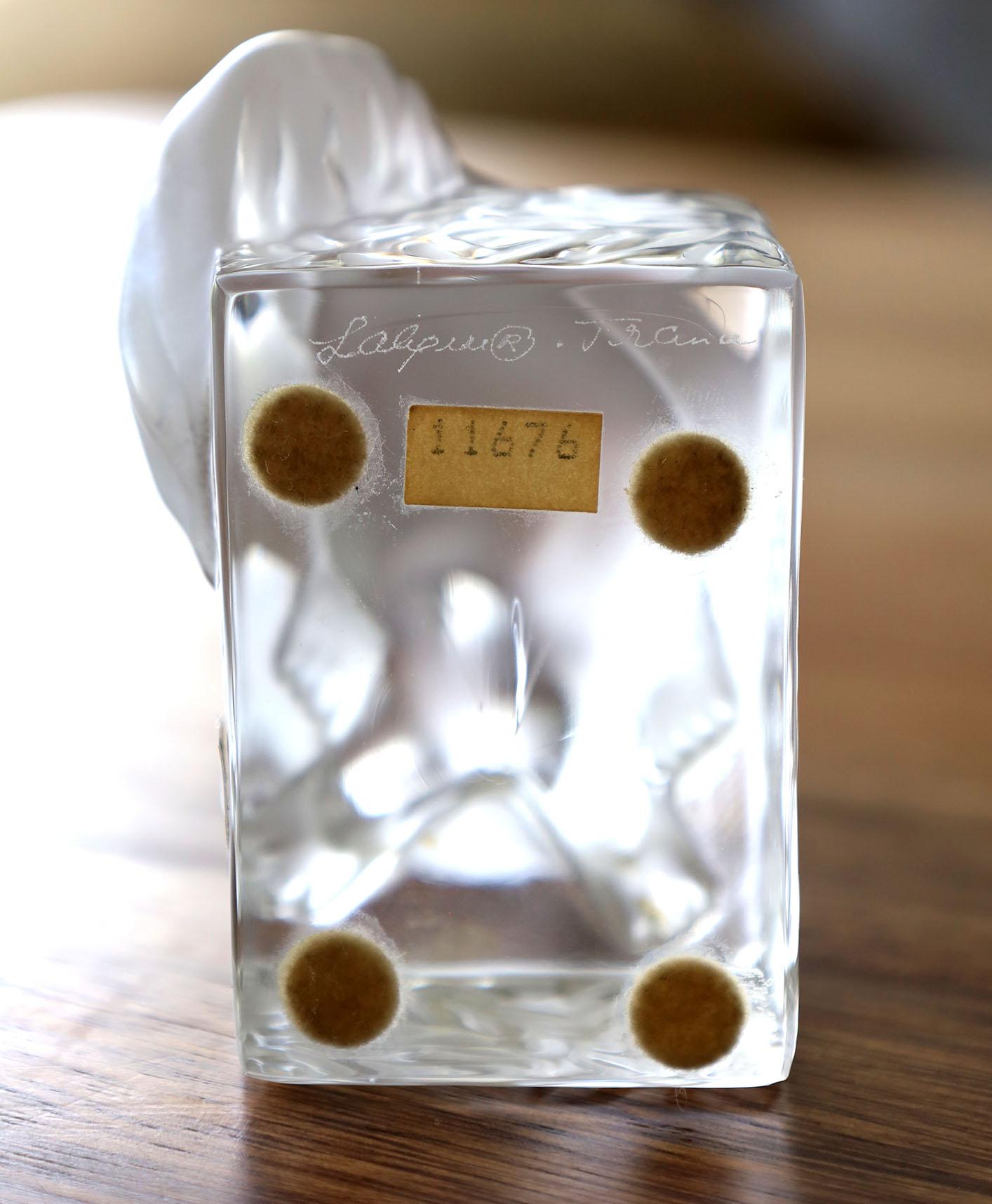 Fin du 20e siècle Chat assis en cristal dépoli de Lalique en vente