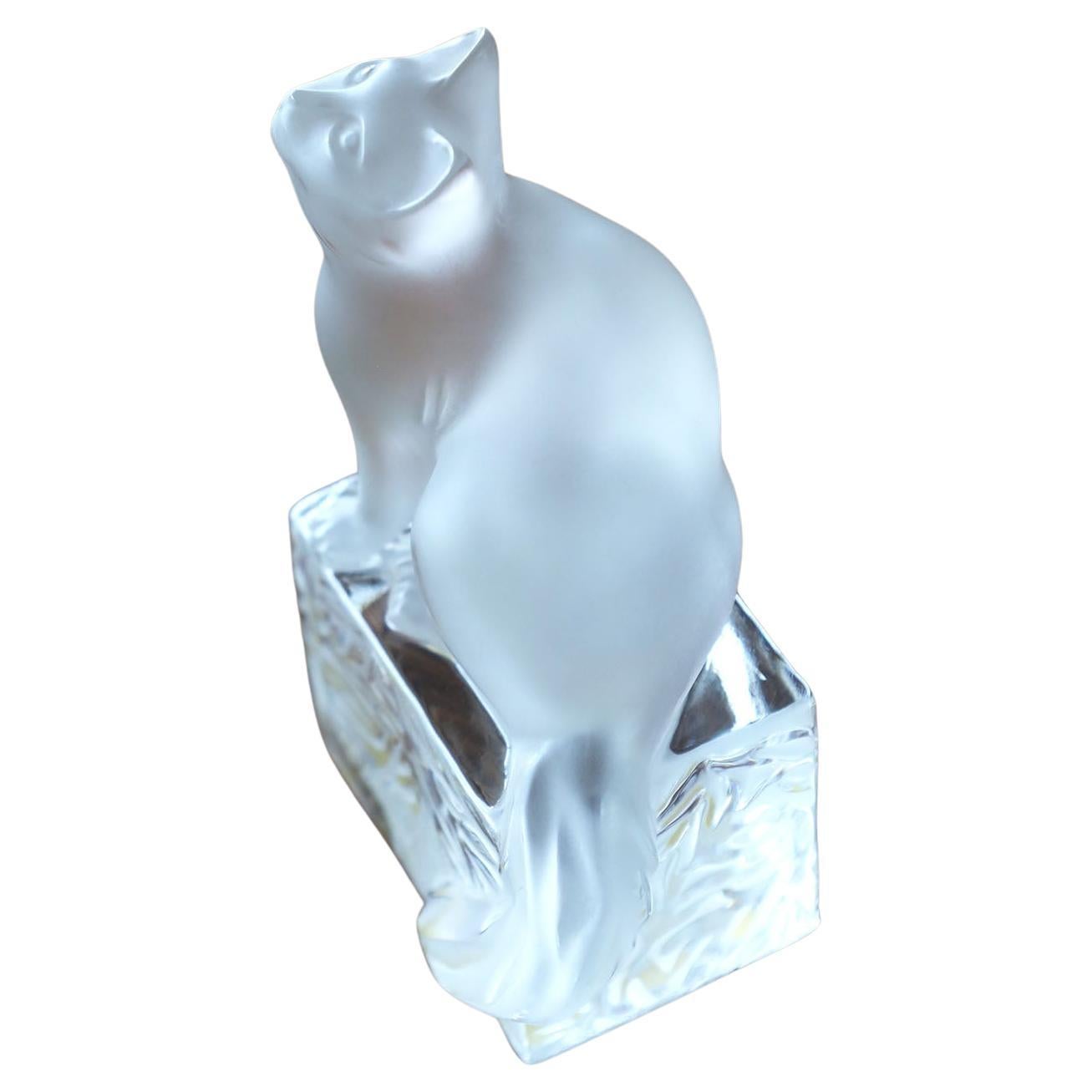 Chat assis en cristal dépoli de Lalique en vente