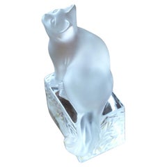 Chat assis en cristal dépoli de Lalique