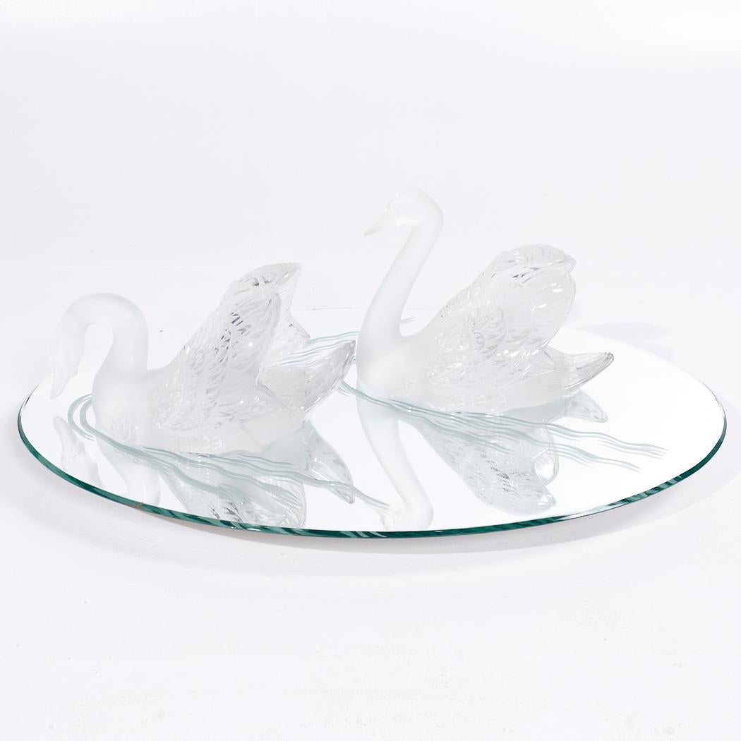 Lalique Schwimmende Schwäne aus mattiertem Kristall mit Spiegel im Zustand „Gut“ im Angebot in Countryside, IL