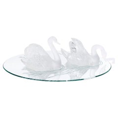 Coppia di cigni nuotatori in cristallo smerigliato di Lalique con specchio