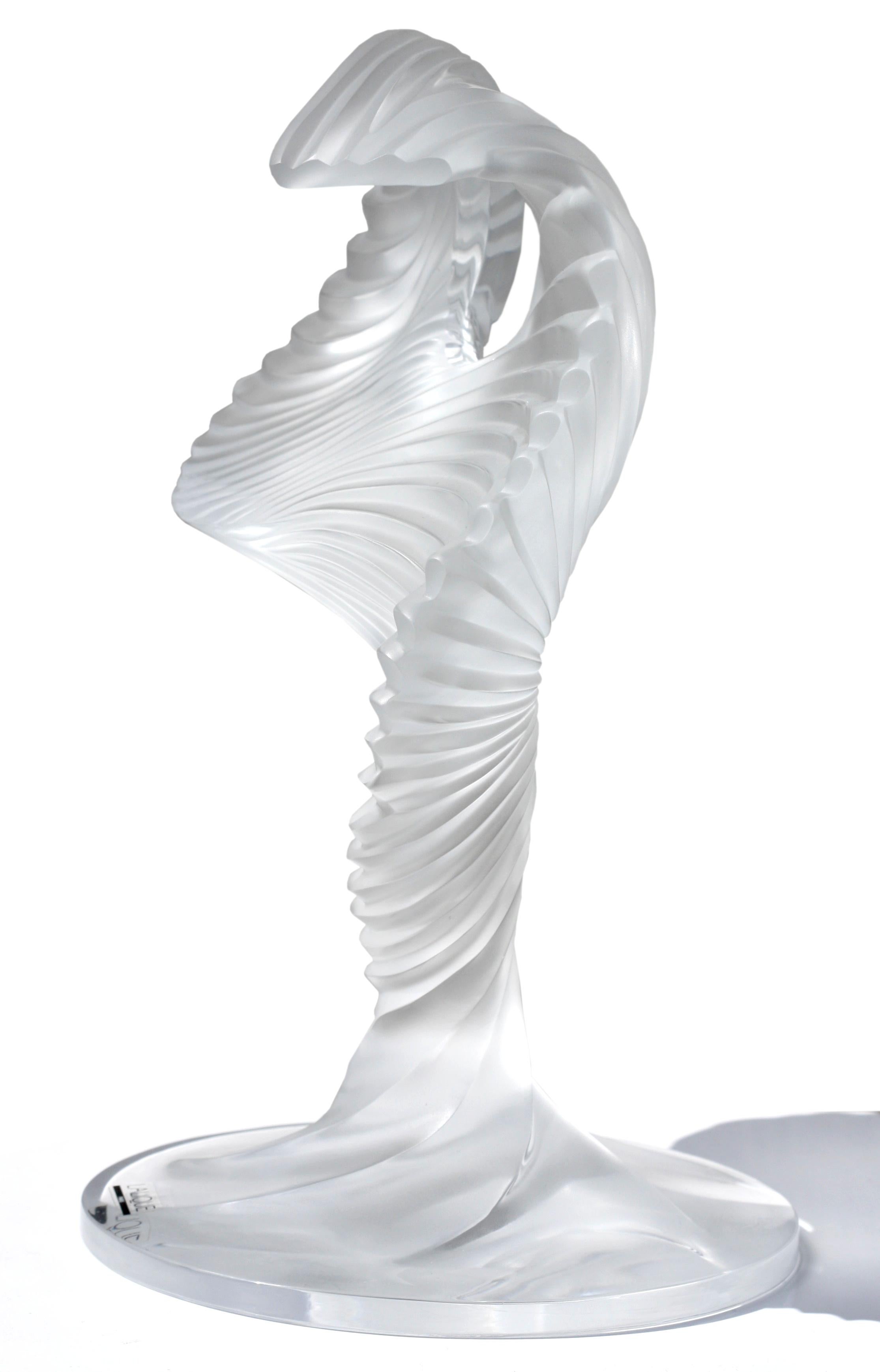
Trofeo Lalique de Cristal Esmerilado
Firmado en caligrafía, Lalique, Francia, y con etiqueta Lalique. Modelada en abstracto para representar a una bailarina.
Altura 13 pulg., Anchura 9 pulg., Diámetro en la base 7,5 pulg.
Informe sobre el