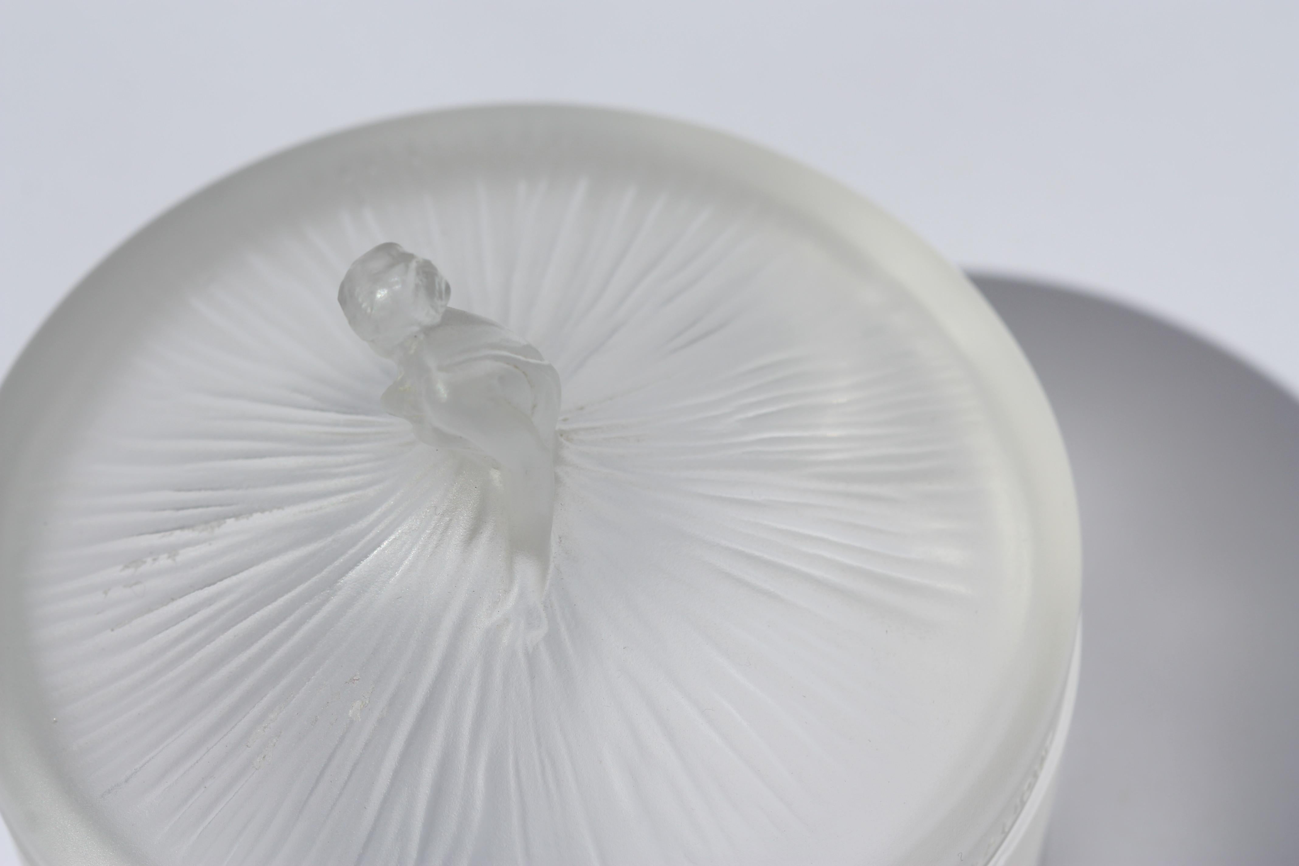 Lalique Milchglas abgedeckt kreisförmige Box  im Zustand „Gut“ im Angebot in West Palm Beach, FL