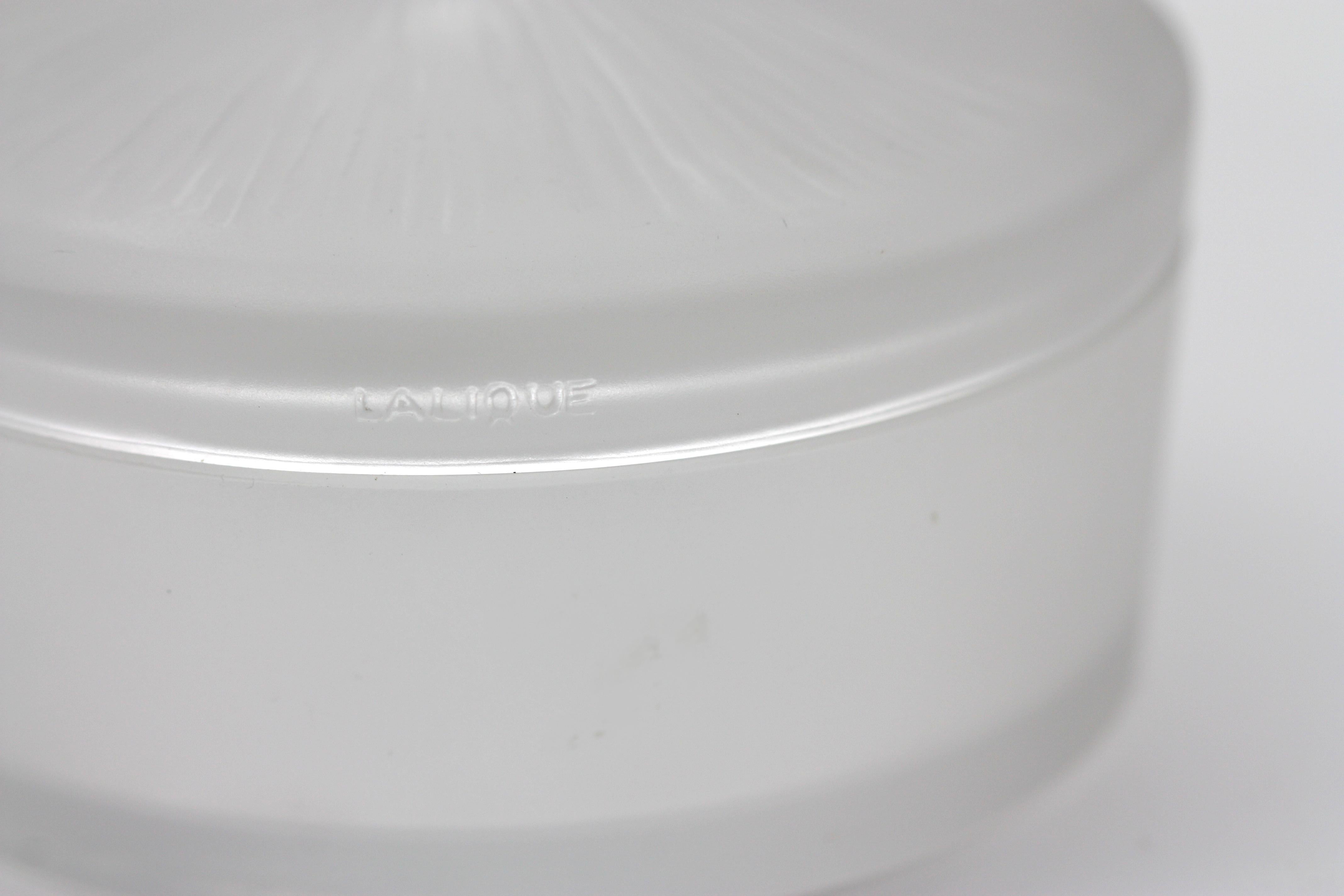 Lalique Milchglas abgedeckt kreisförmige Box  im Angebot 1