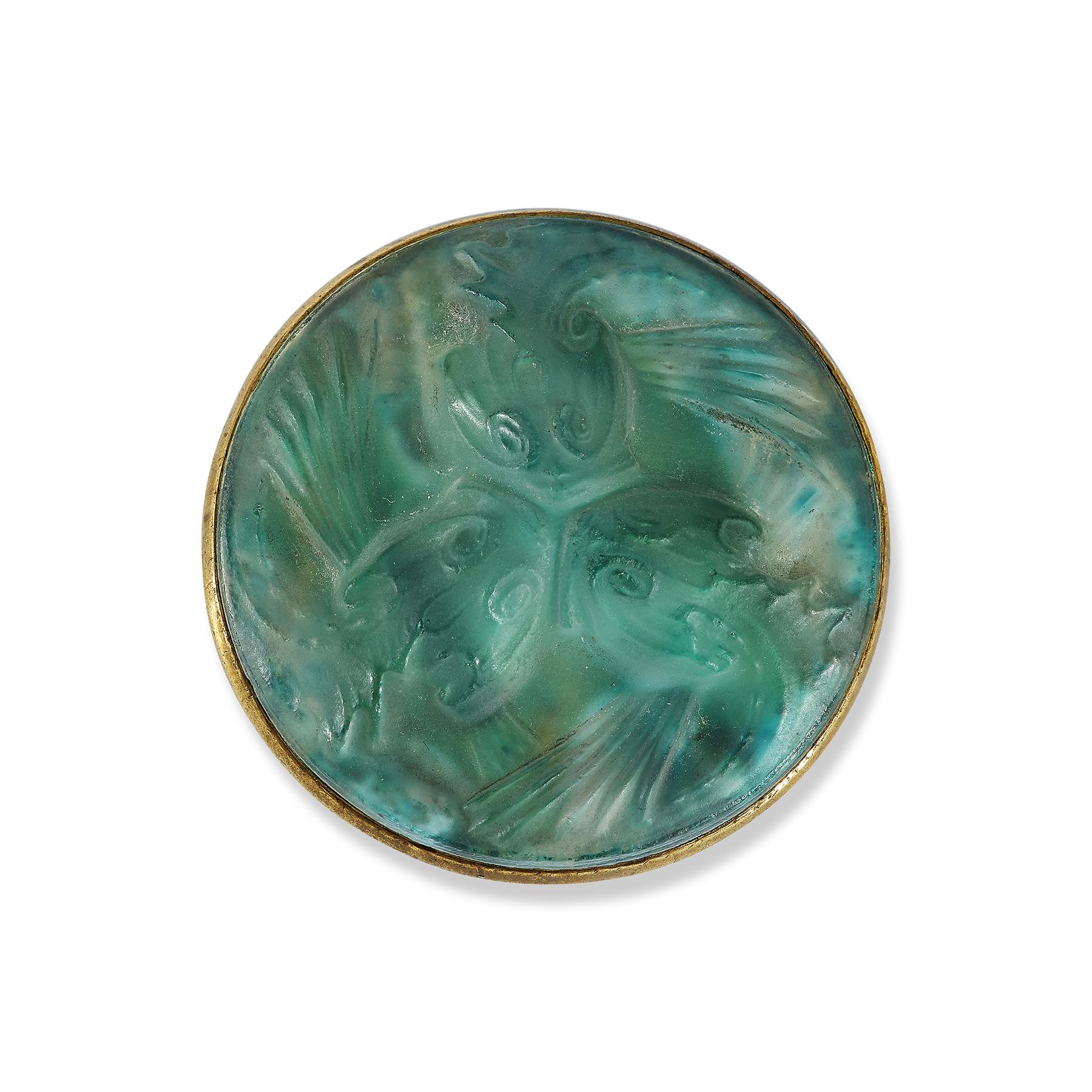 Lalique-Glasfisch-Brosche

Eine goldene Brosche mit grünem Glas besetzt

Signiert Lalique

Durchmesser: 1,75