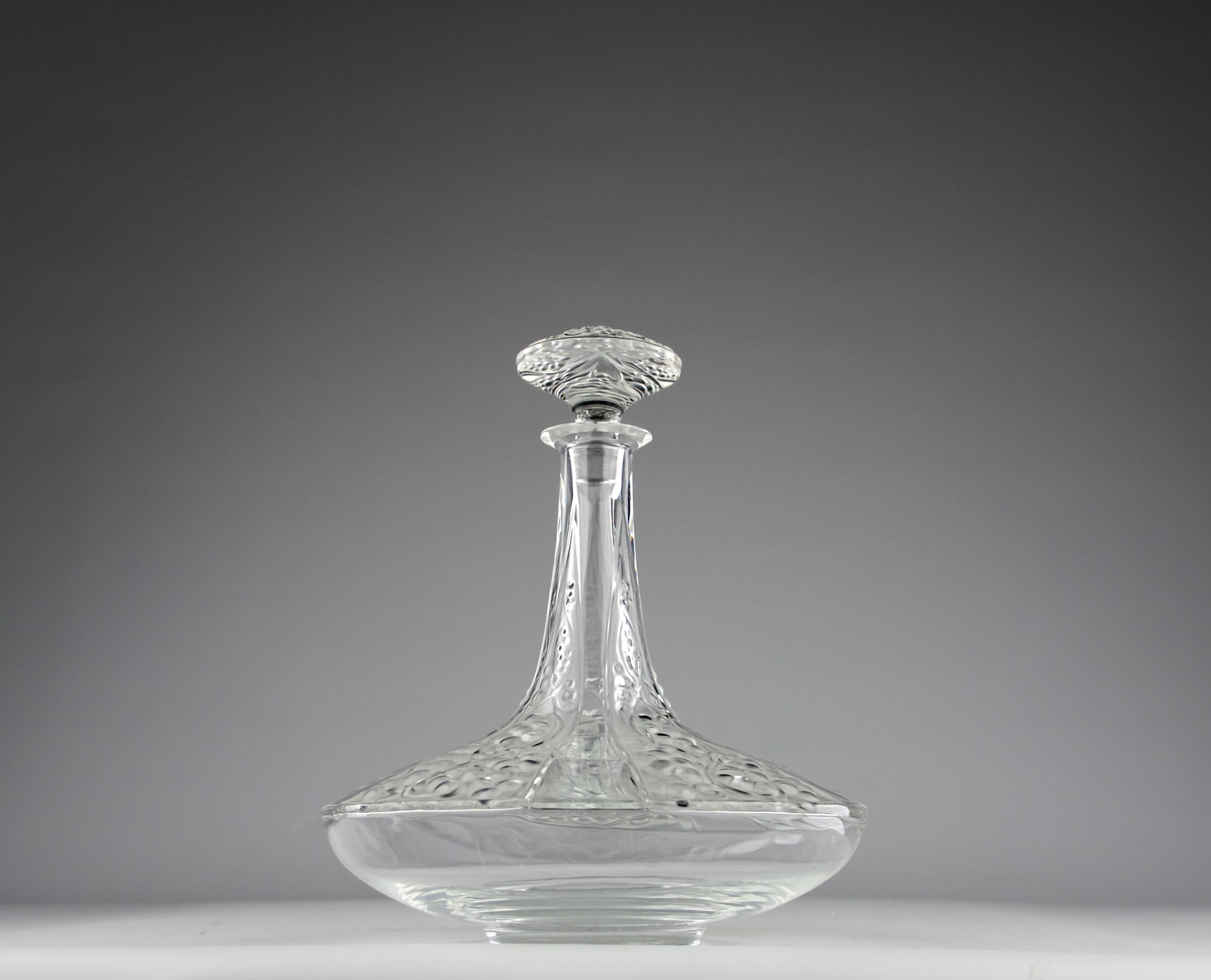 Superb Lalique wine decanter with grape vine decorations, France 2000s. Signed Lalique France and stopper numbered 292.

Dimensions in cm ( H x D ) : 25 x 20

Very good condition.

Secure shipping.