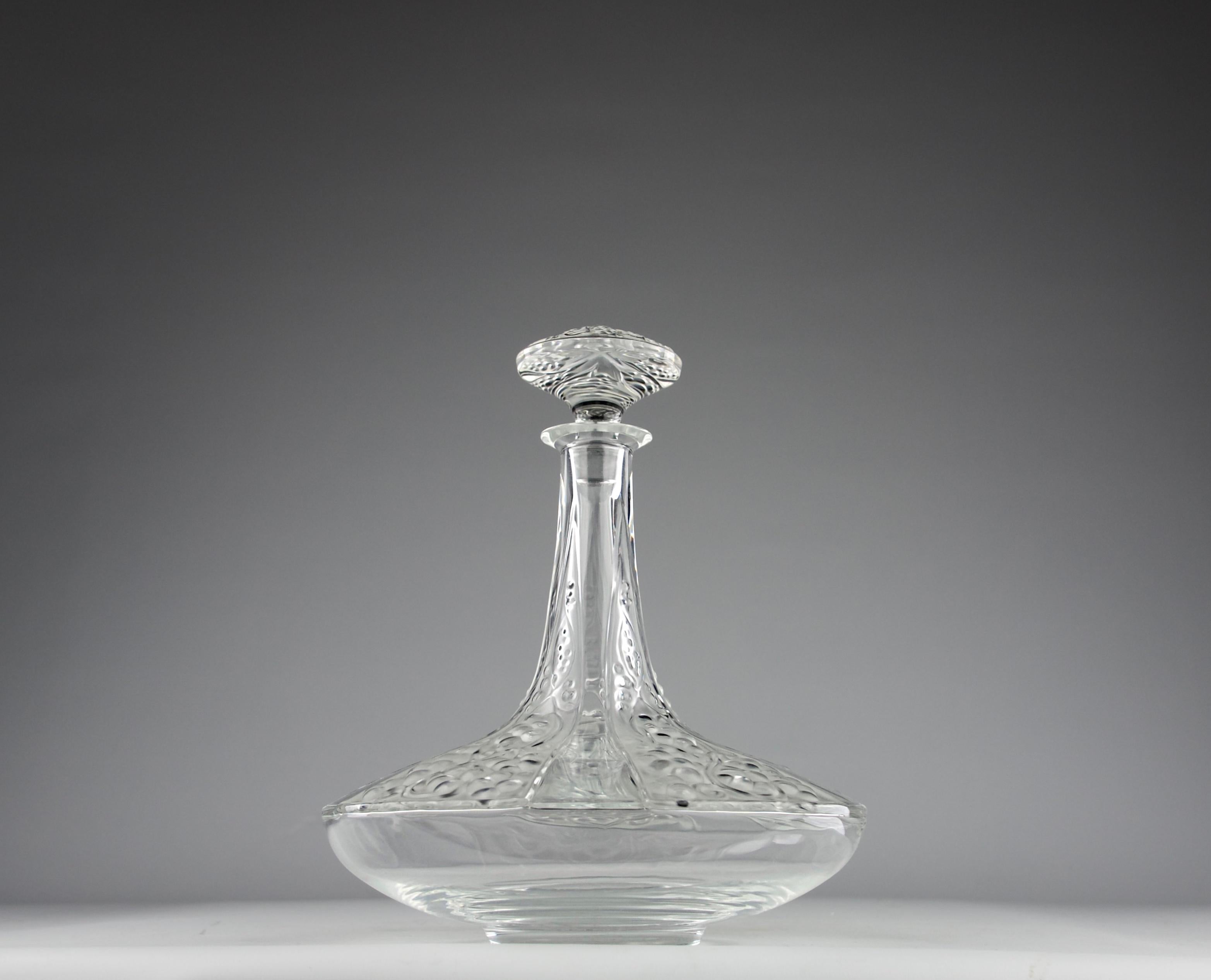 Superbe carafe à vin Lalique à décor de vignes, France années 2000. Signé Lalique France et bouchon numéroté 292.

Dimensions en cm ( H x D ) : 25 x 20

Très bon état.

Expédition sécurisée.