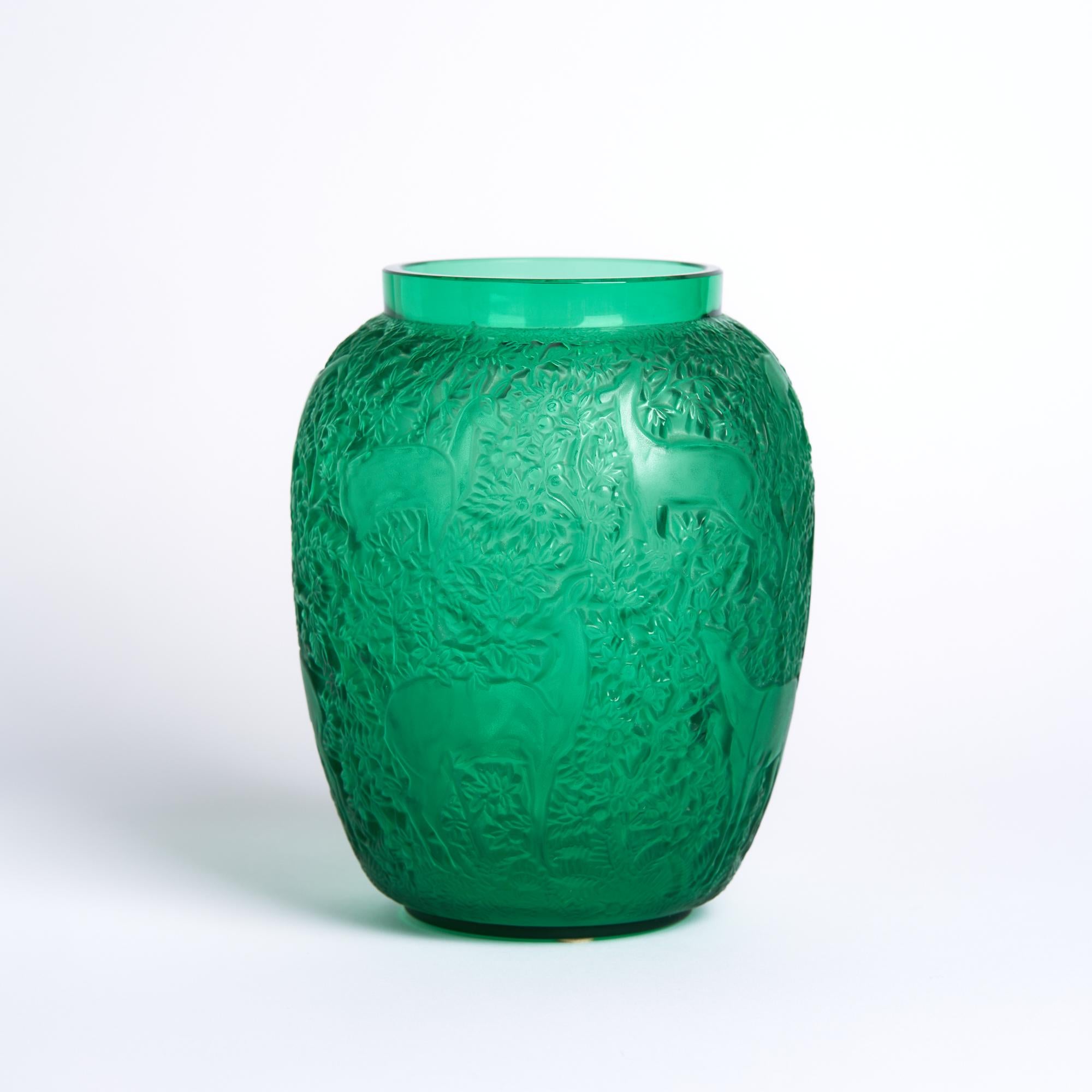 Vaso biches in vetro verde di Lalique

Questo vaso misura: 5,5 larghezza x 5,5 profondità x 6,75 pollici di altezza 

Questo vaso è in ottime condizioni vintage

Scattiamo le nostre foto in uno studio a illuminazione controllata per mostrare