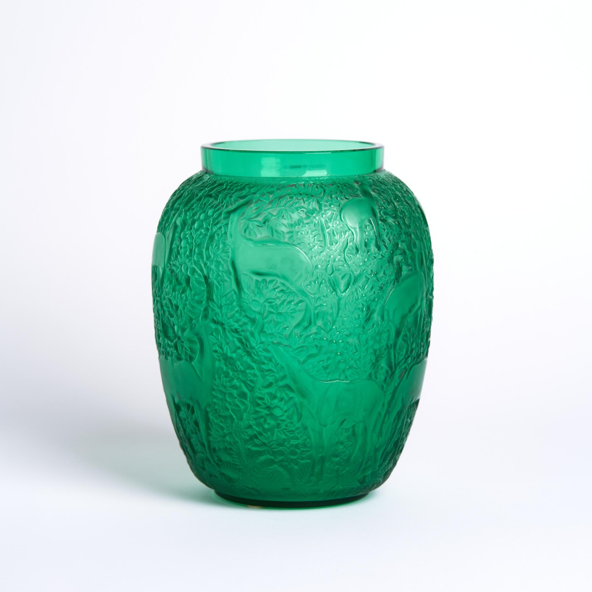 Moderne Vase à biches en verre vert Lalique en vente