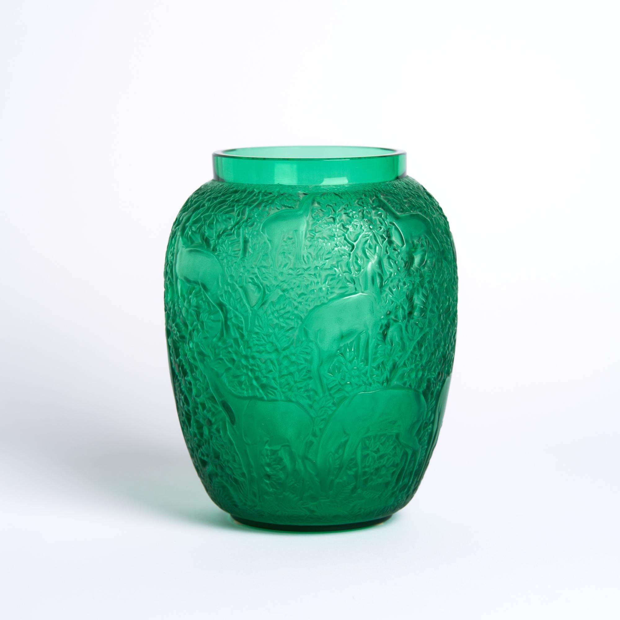 Français Vase à biches en verre vert Lalique en vente