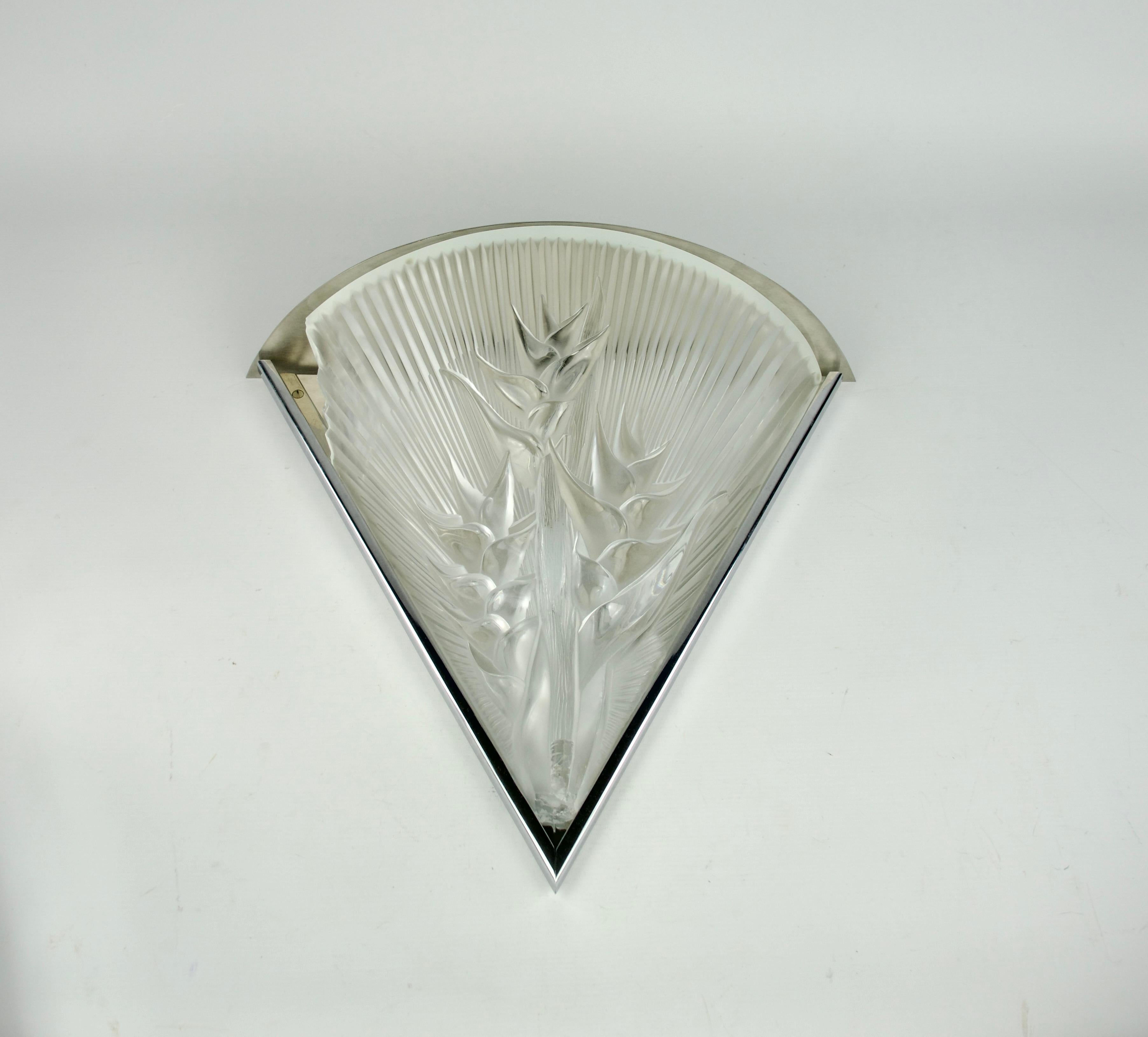 Magnifique applique Heliconia conçue par Marie-Claude pour la Maison Lalique.

En mauvais état, avec des éclats à tous les coins.

Dimensions en cm ( H x L x l ) : 42 x 44,5 x 15,5

Expédition sécurisée.