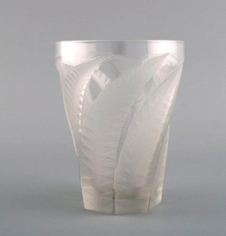 Lalique Hesperides tumbler in art glass with leaves in relief, 1930s.
Measures: 20 x 11.5 cm.
In excellent condition.
Stamped: R. Lalique.