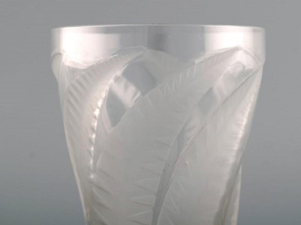 French Lalique Hesperides Tumbler in Art Glass with Leaves in Relief, 1930s