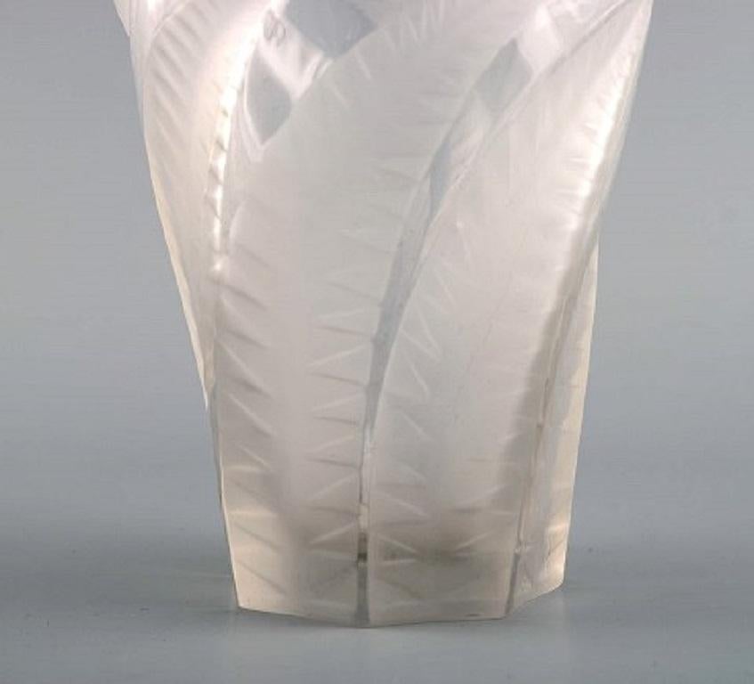 Lalique Hesperides Tumbler in Art Glass with Leaves in Relief, 1930s In Excellent Condition In Copenhagen, DK