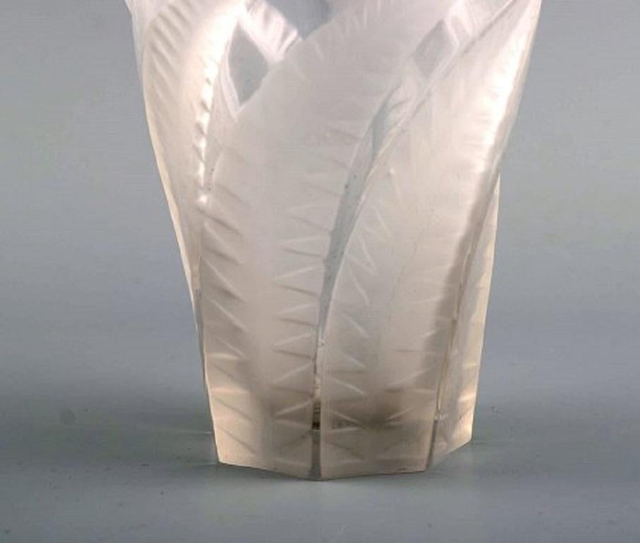 Mid-20th Century Lalique Hesperides Tumbler in Art Glass with Leaves in Relief, 1930s