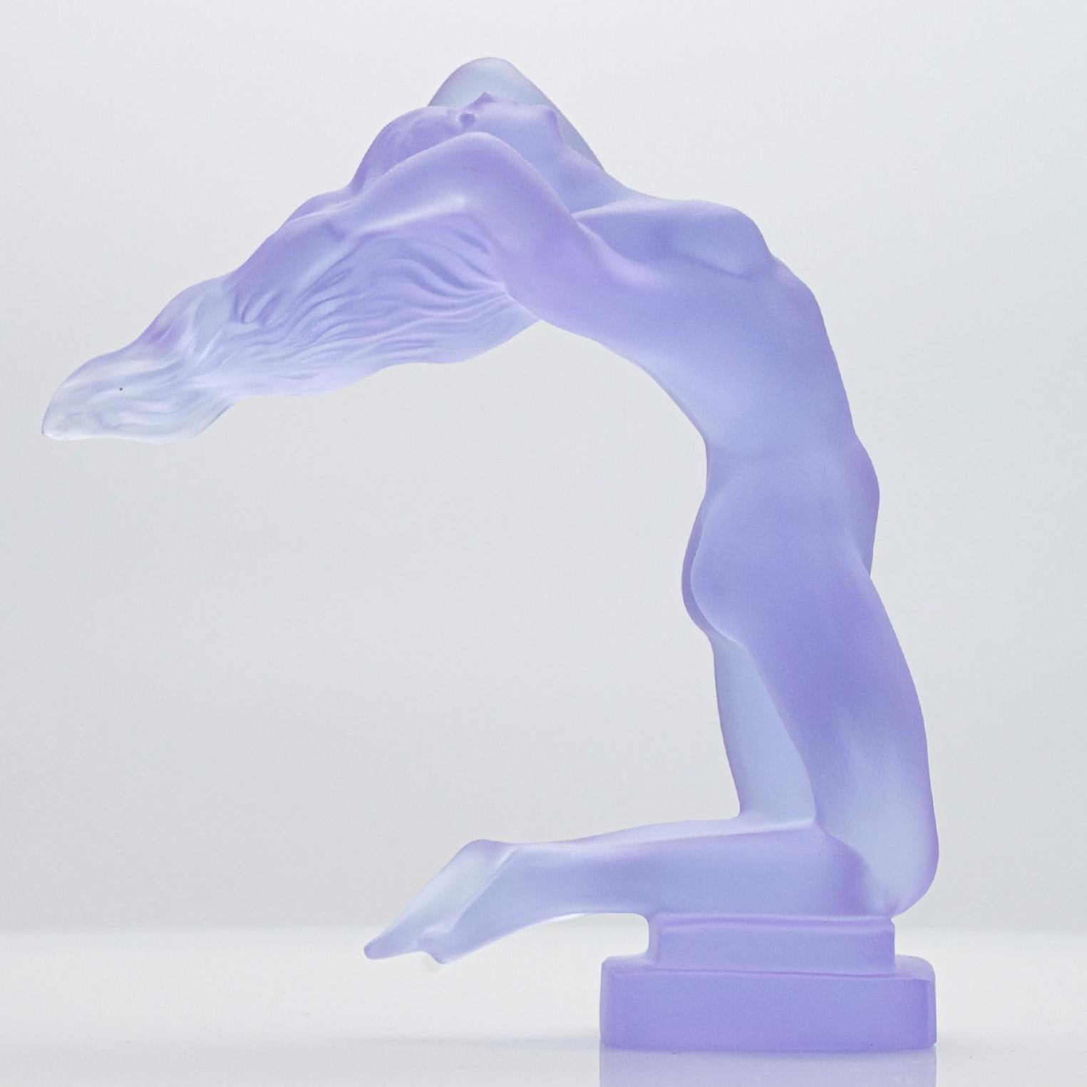 La statuetta Chrysis di Lalique, disegnata da Hofmann, è uno splendido esempio di eleganza Art Deco. Realizzato in cristallo viola smerigliato, raffigura una figura femminile inginocchiata che si inarca con grazia all'indietro, con i capelli fluenti