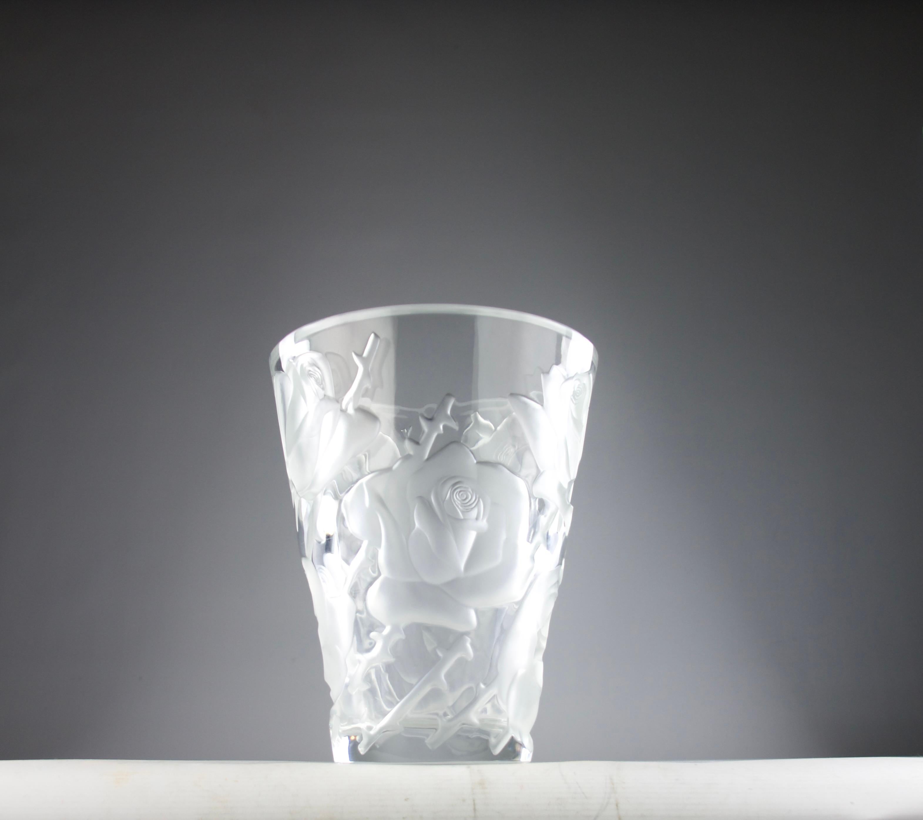 Mid-Century moderno Lalique, Vaso di cristallo rosa Ispahan, Francia, anni '50 in vendita