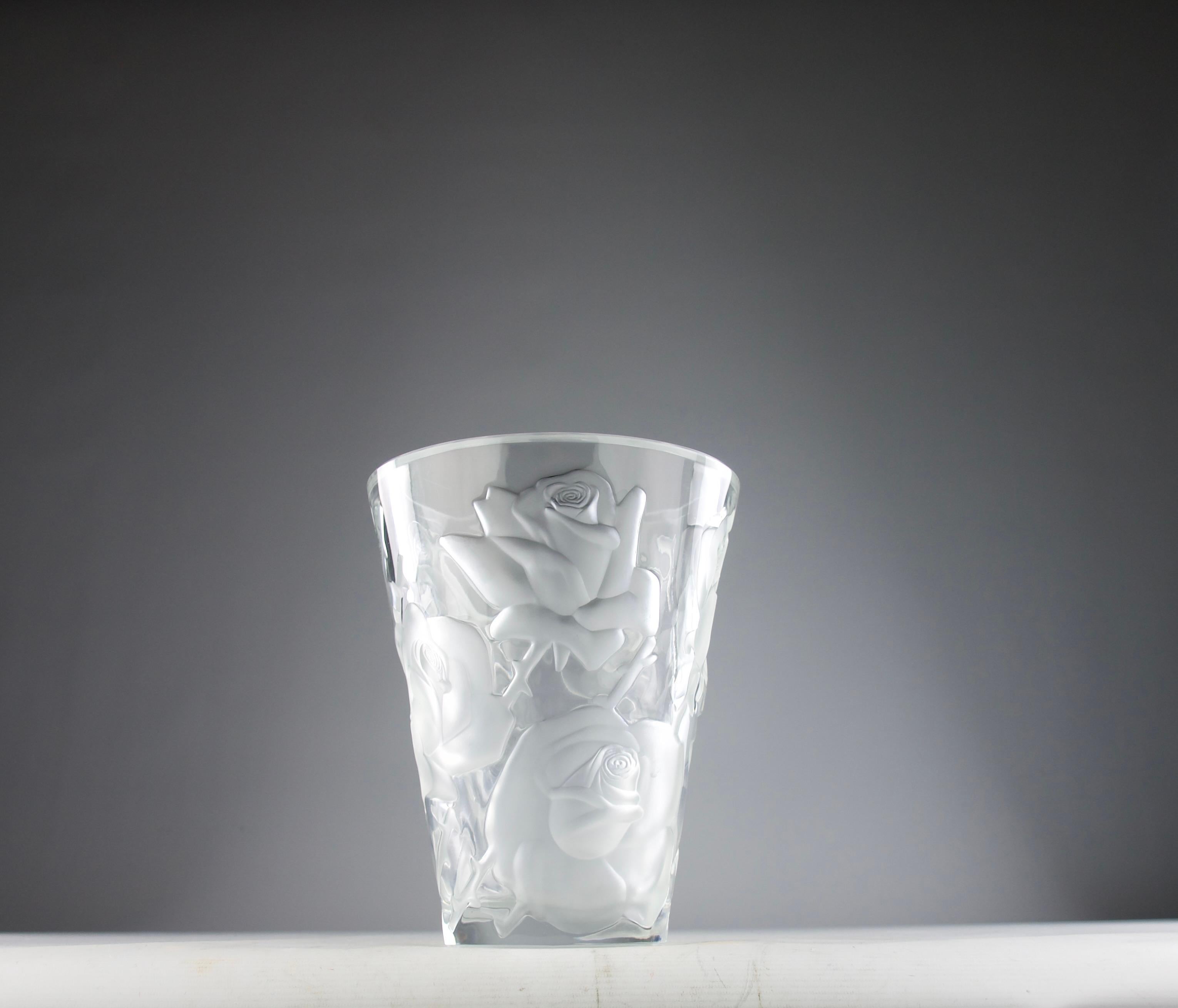 Lalique, Vaso di cristallo rosa Ispahan, Francia, anni '50 In condizioni buone in vendita a PARIS, FR