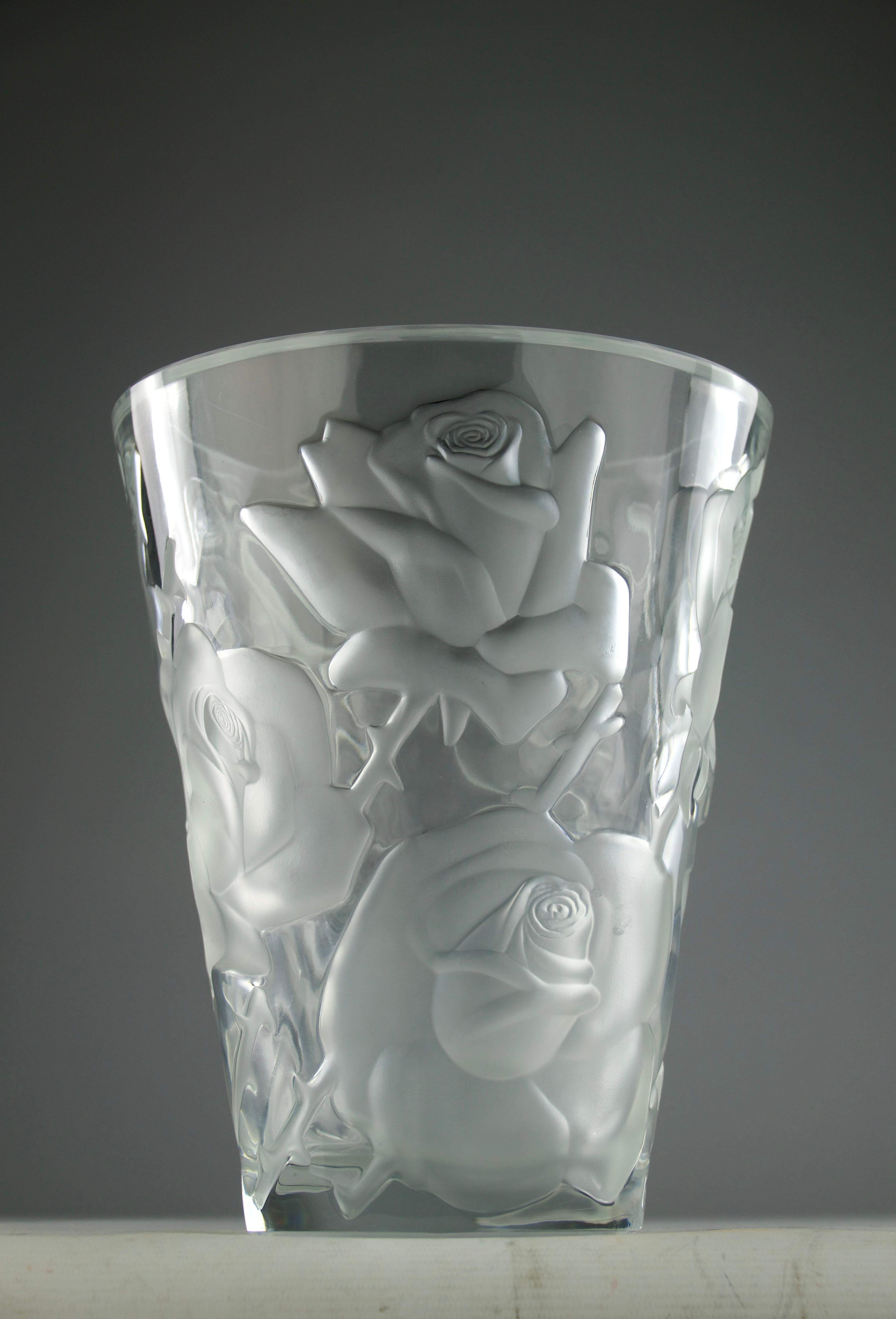 Metà XX secolo Lalique, Vaso di cristallo rosa Ispahan, Francia, anni '50 in vendita