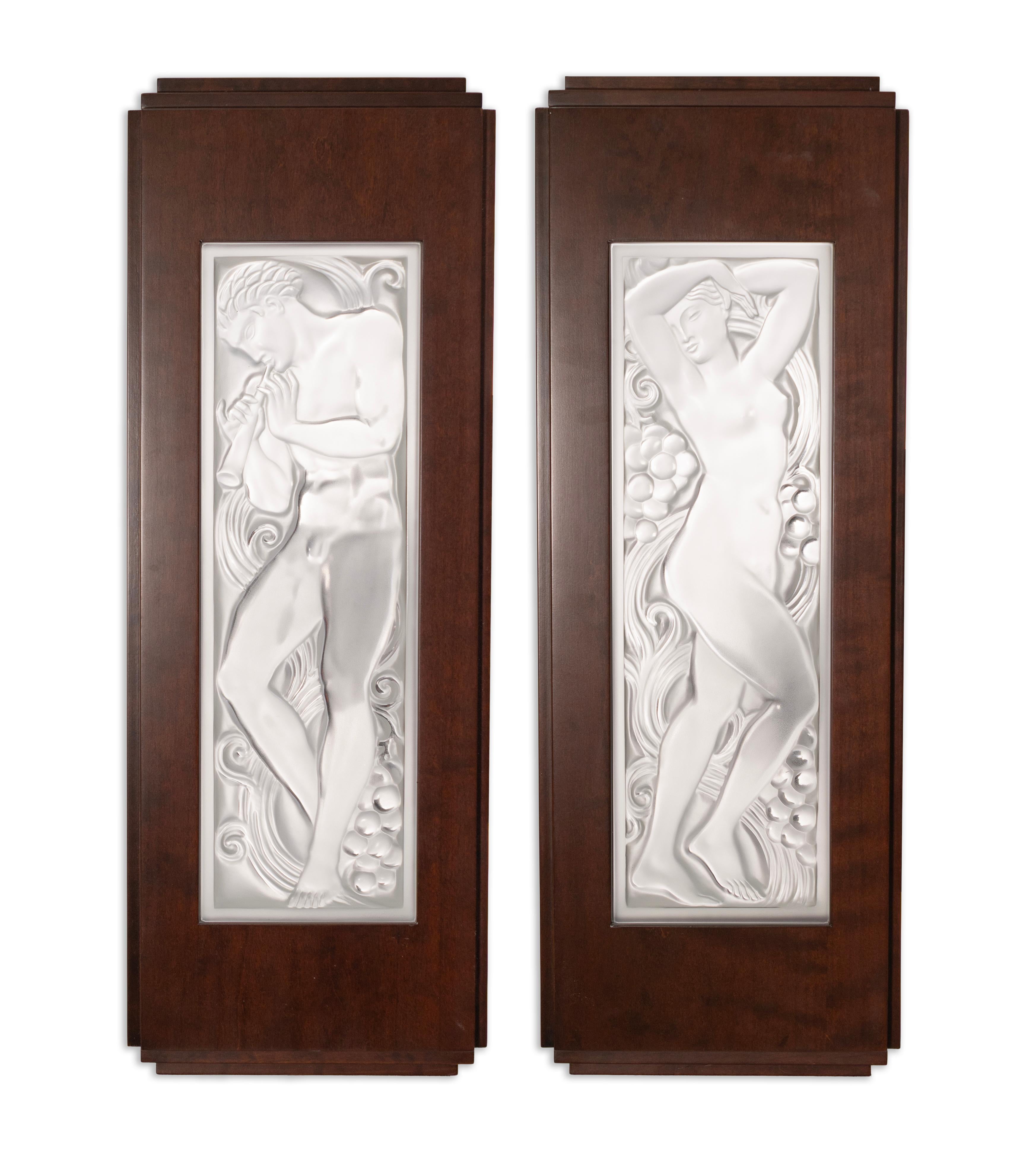 Este elegante par de apliques de cristal del legendario diseñador francés René Lalique presenta dos de sus célebres motivos en relieve: 