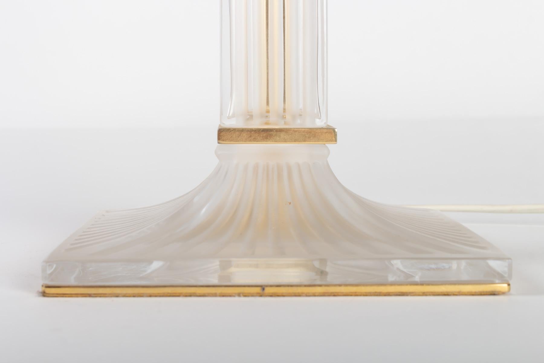 Lalique lamp France Model Josephine, Swan decoration.

Measures: H 70cm, D 44cm.
 