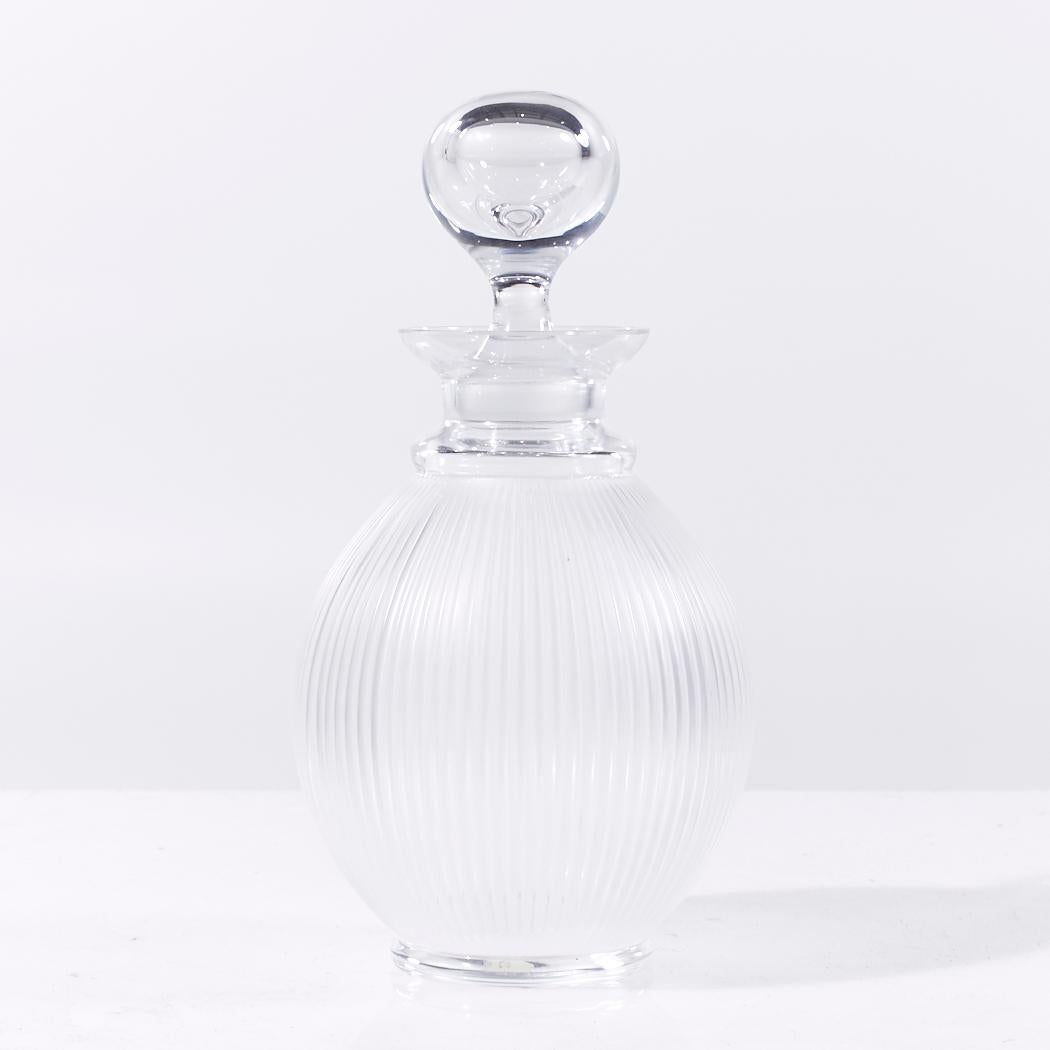 20ième siècle Carafe à vin en cristal givré cannelé Lalique Langeais en vente