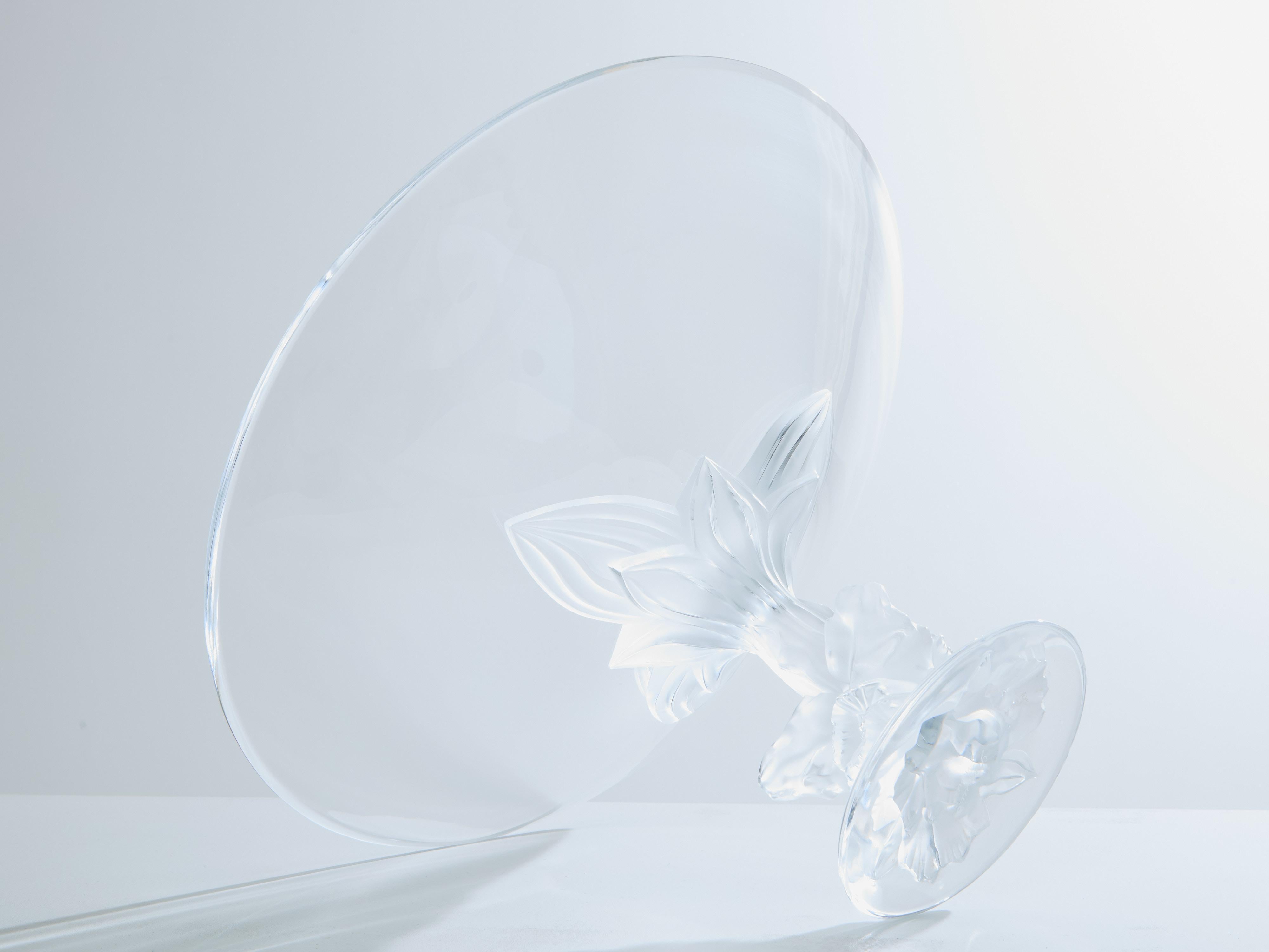 Precioso cuenco pedestal de cristal francés Art Decó, con orquídeas, firmado y fabricado por la Maison Lalique en la década de 1980. El cristal es transparente, con detalles esmerilados y pulidos. Firmado Lalique Francia en la parte inferior. Una