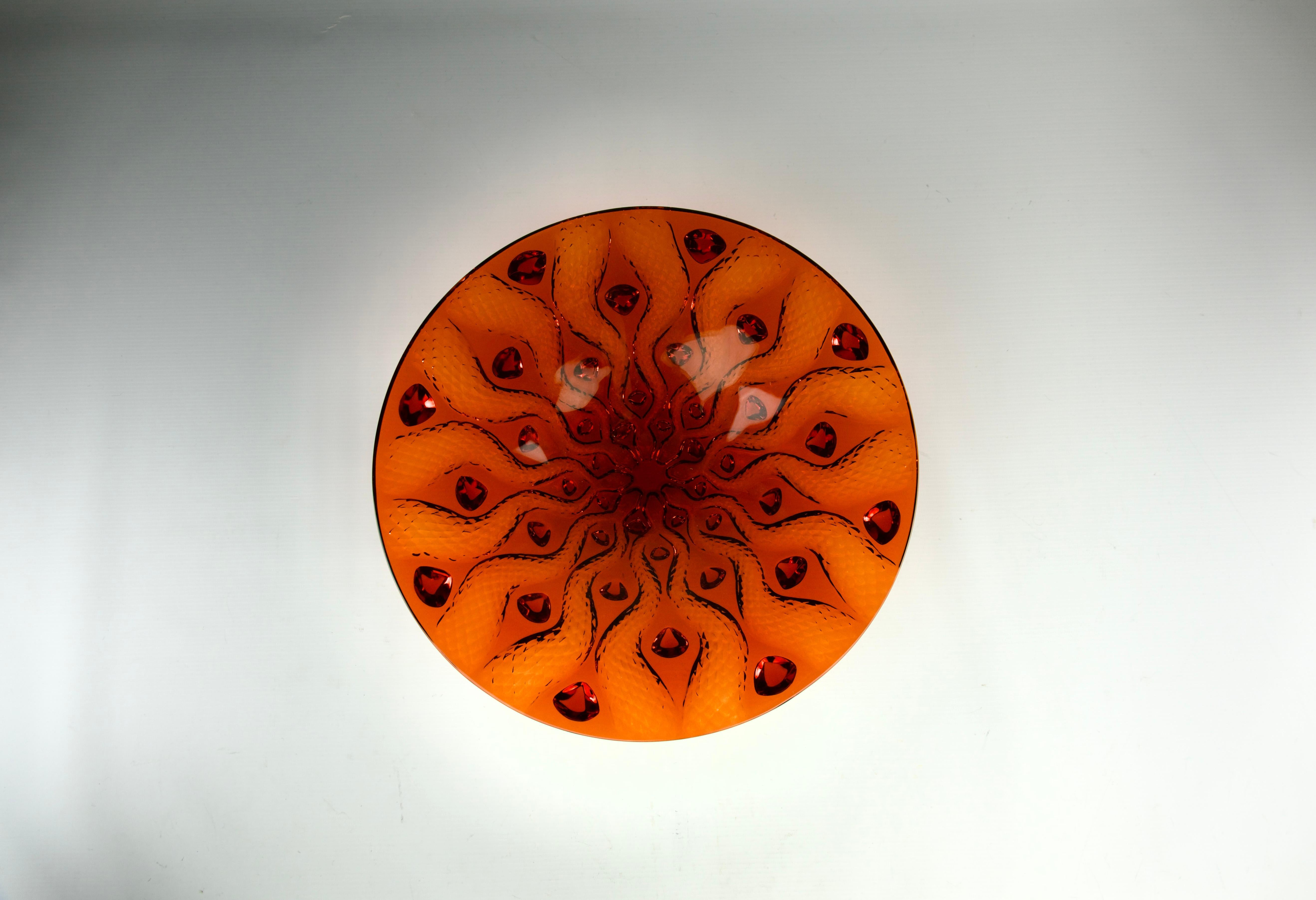 Lalique, großer Tafelaufsatz „Serpentine“ aus rotem Kristall, Frankreich 2000er Jahre (21. Jahrhundert und zeitgenössisch) im Angebot