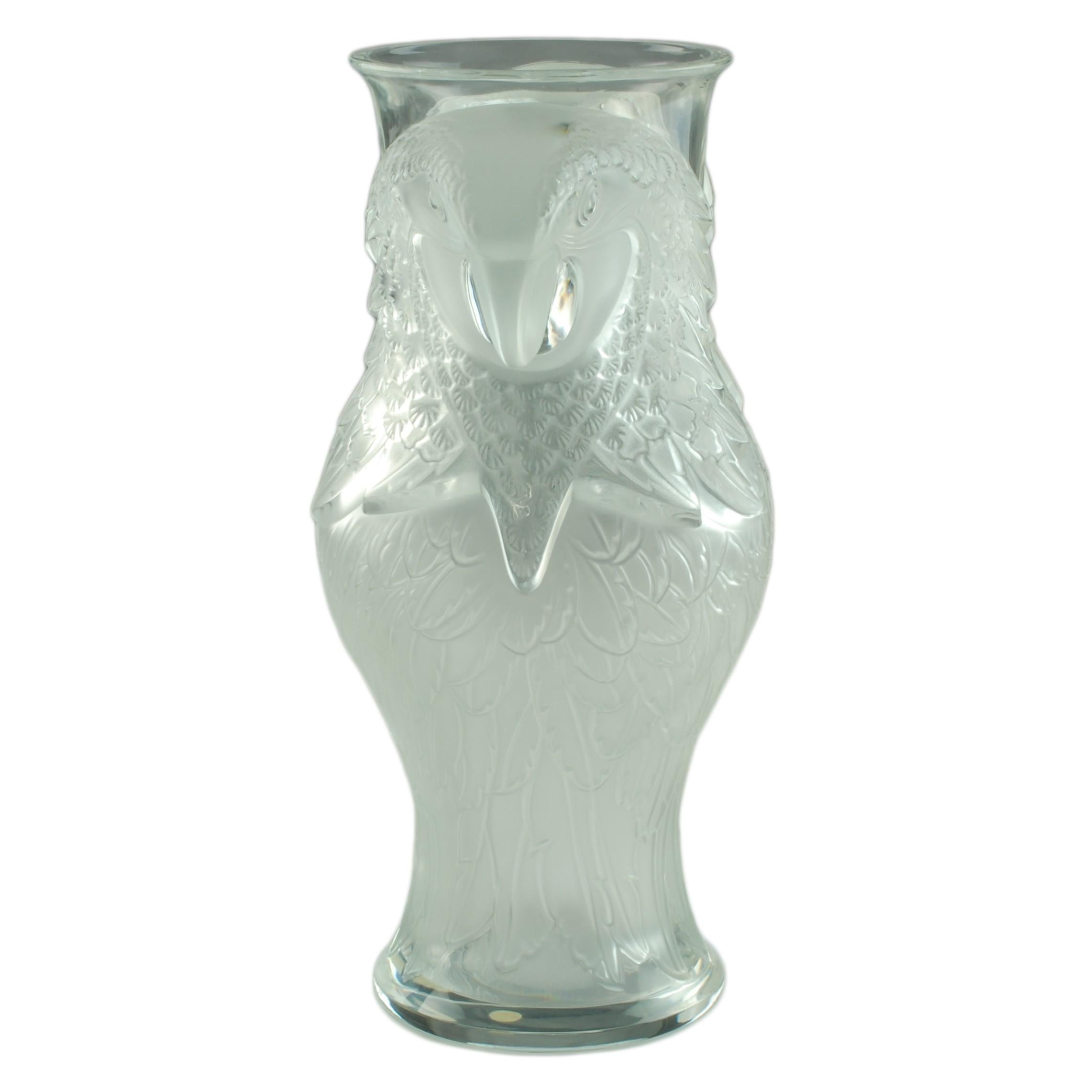 Diese große signierte und nummerierte Vase von Lalique in limitierter Auflage trägt den Titel Vase Macao und zeigt ein Papageienmotiv in tiefem Relief. Die beiden Vögel sind spiegelverkehrt dargestellt und haben sehr detaillierte Köpfe und Schnäbel