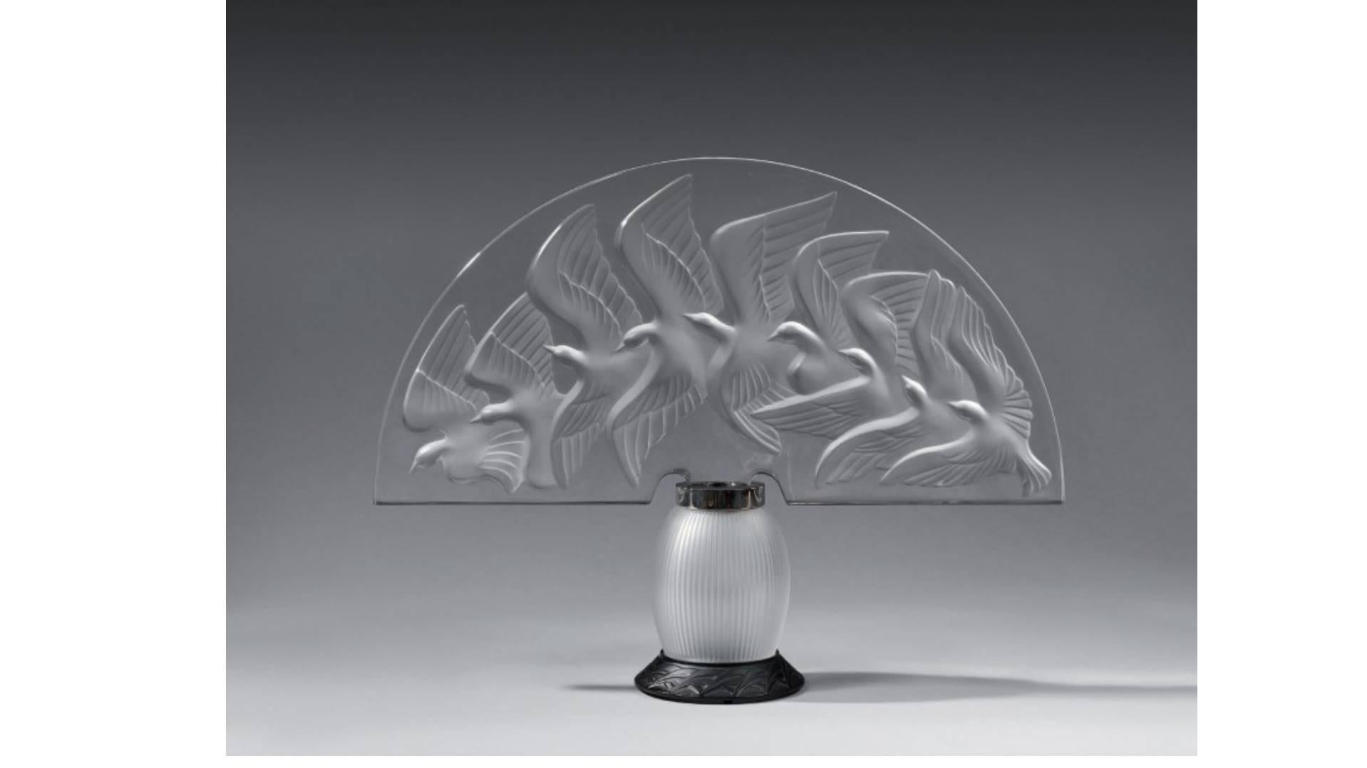 Lámpara Hokkaido de cristal de Lalique, lámpara de sobremesa de cristal artístico esmerilado y transparente con palomas
Lámpara Lalique de cristal Hokkaido esmerilado y cristal transparente.
Diseñado en 1990 por Marie-Claude Lalique, grabado en