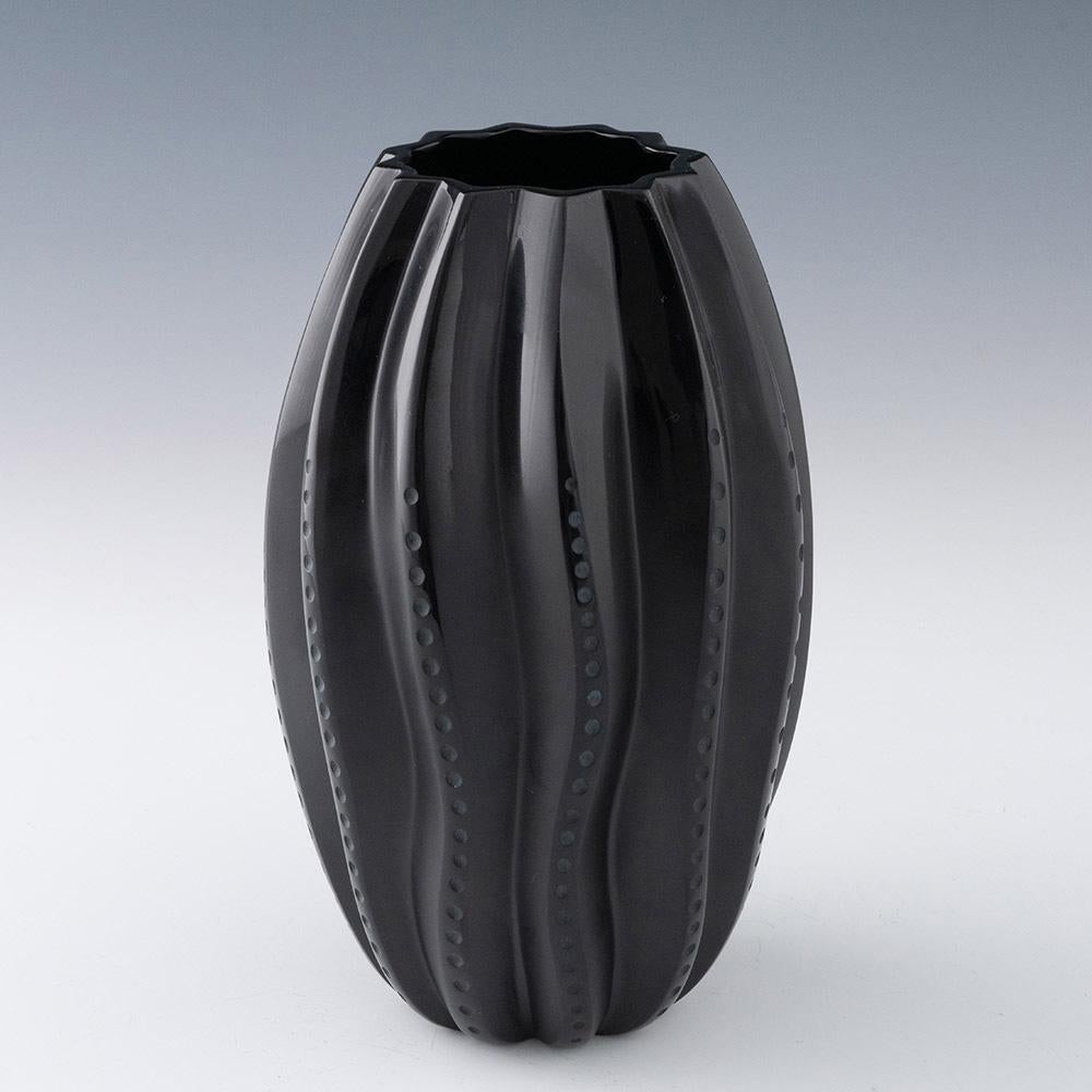 Encabezamiento : Jarrón Lalique Medusa de la Colección Black
Fecha : 2010s
Origen : Wingen-sur-Moder, Francia
Características de la cazoleta : Moldura acanalada en forma de serpiente con cortes de lente mate.
Marcas : Lalique France 134/999 en la