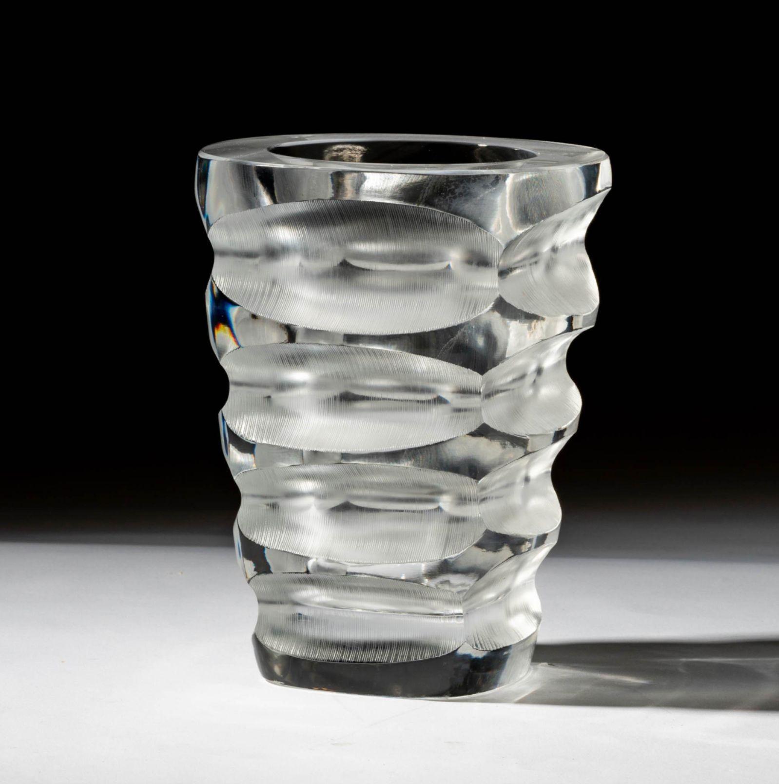 Français Vase en verre Lalique Mortefontaine - France, fin du XXe siècle. en vente