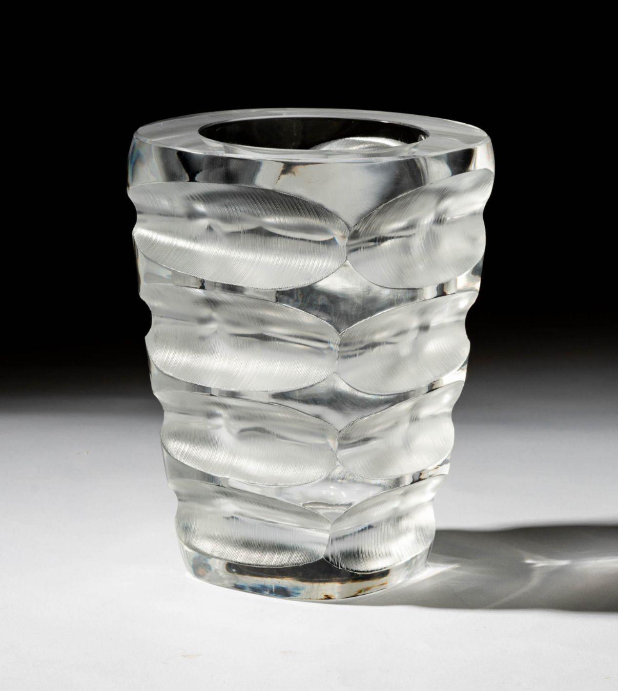 20ième siècle Vase en verre Lalique Mortefontaine - France, fin du XXe siècle. en vente