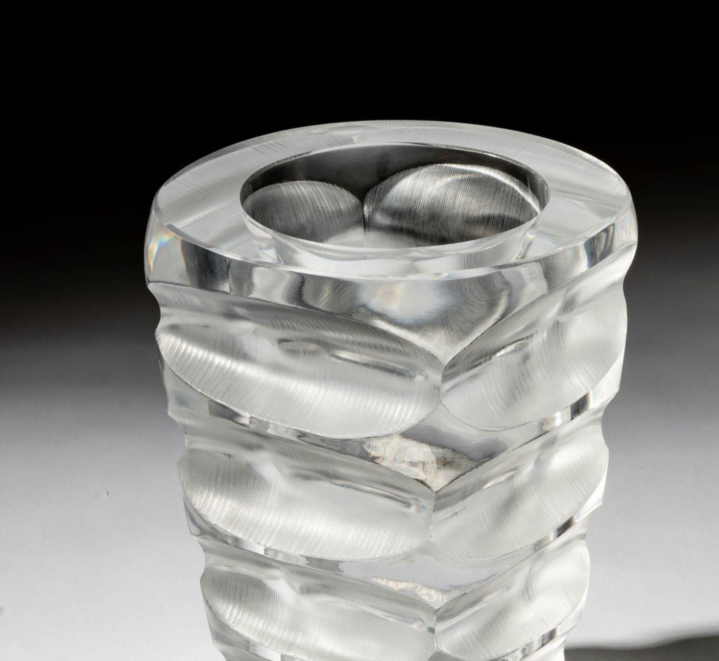 Verre Vase en verre Lalique Mortefontaine - France, fin du XXe siècle. en vente