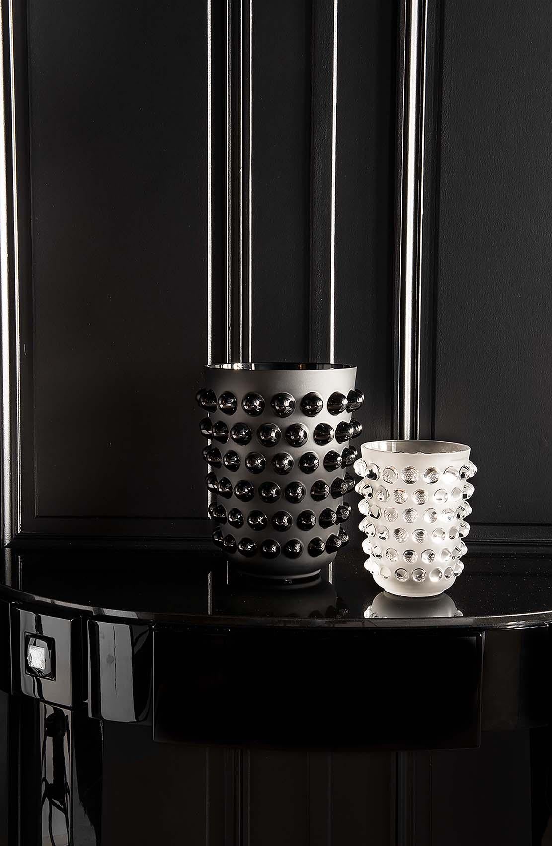 L'effetto caleidoscopico del vaso Mossi è un colpo di genio creativo e un'impresa di maestria tecnica. René Lalique disegnò questo pezzo iconico nel 1933. Il materiale scelto inizialmente era un semplice vetro, che l'azienda ha trasformato