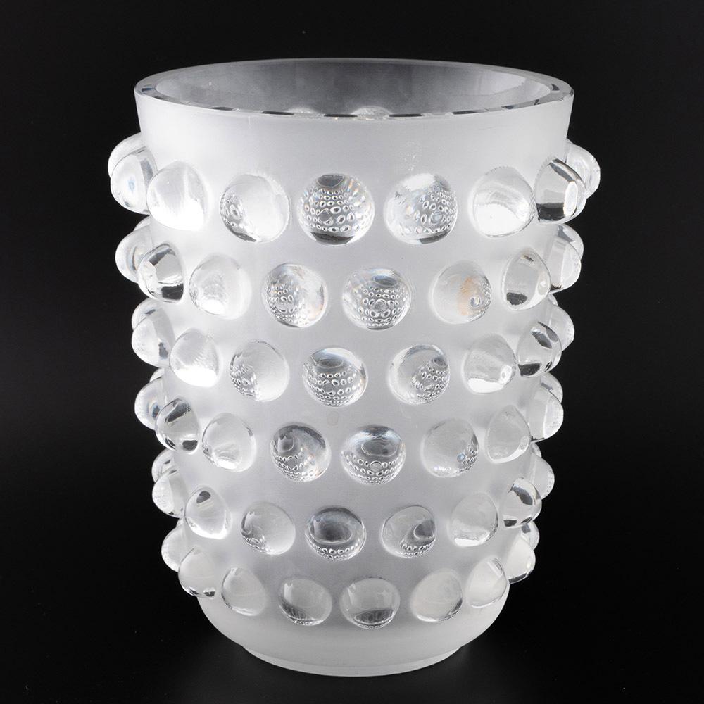 Titolo : Vaso Lalique Mossi - post 1945 - Marcilhac 1088
Data : Disegnato da Rene Lalique nel 1933, questo esemplare risale a dopo la morte di Rene.
Origine : Wingen-sur-Moder, Francia
Caratteristiche della ciotola: Sei livelli di bolle di vetro