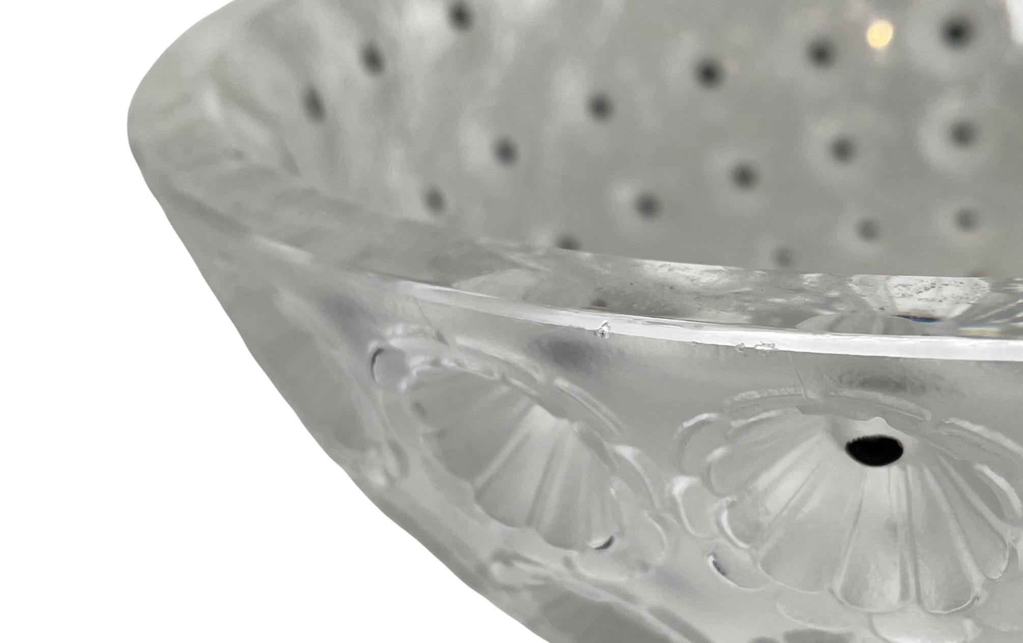 20ième siècle Bol en cristal émaillé Nemours de Lalique en vente