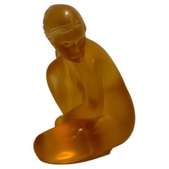 Figurine de Vénus nue en ambre Lalique