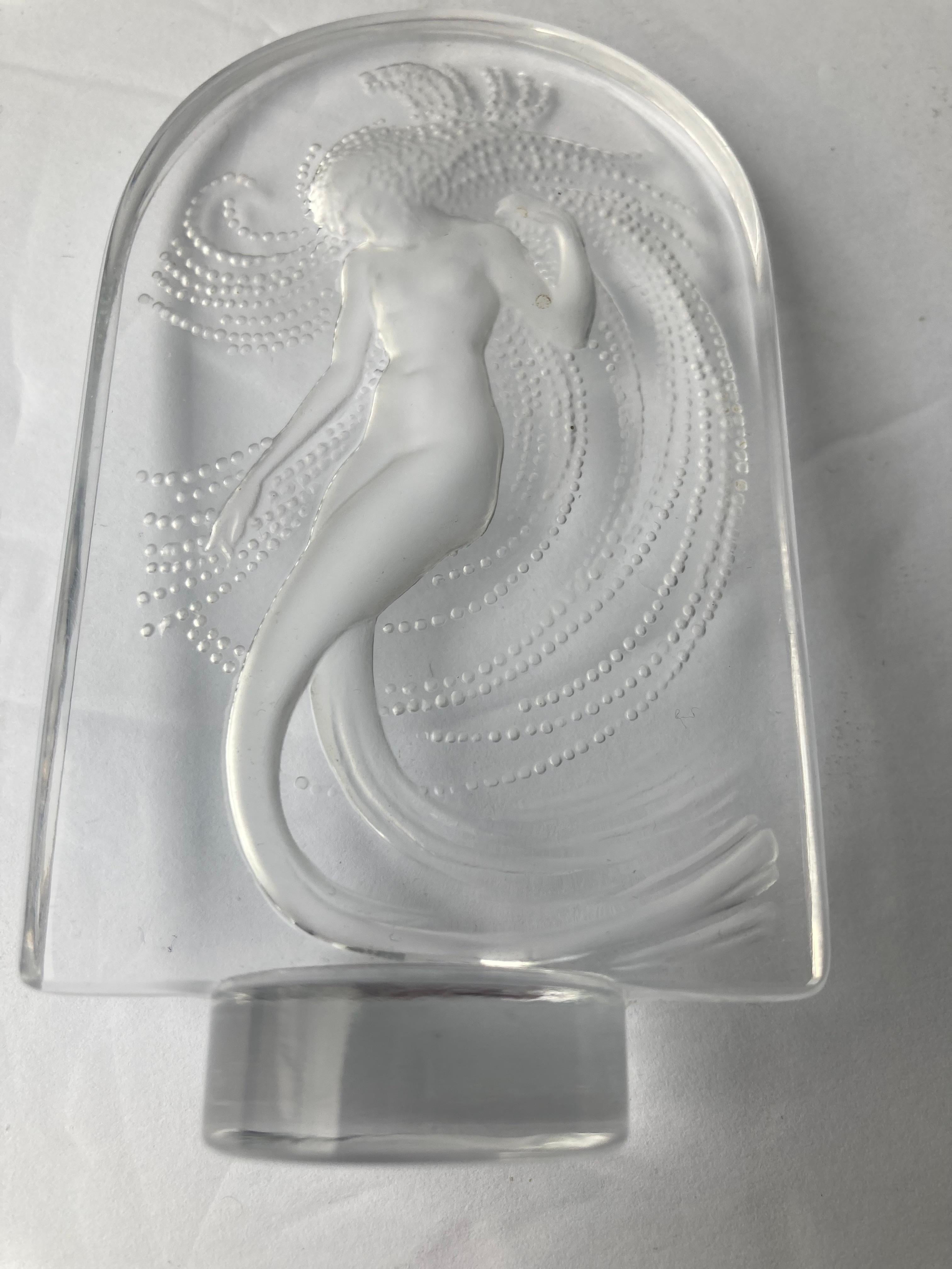 Postmoderne Sculpture/weight en papier de Nymphe nue « Serene Naiade » de Lalique, signée.