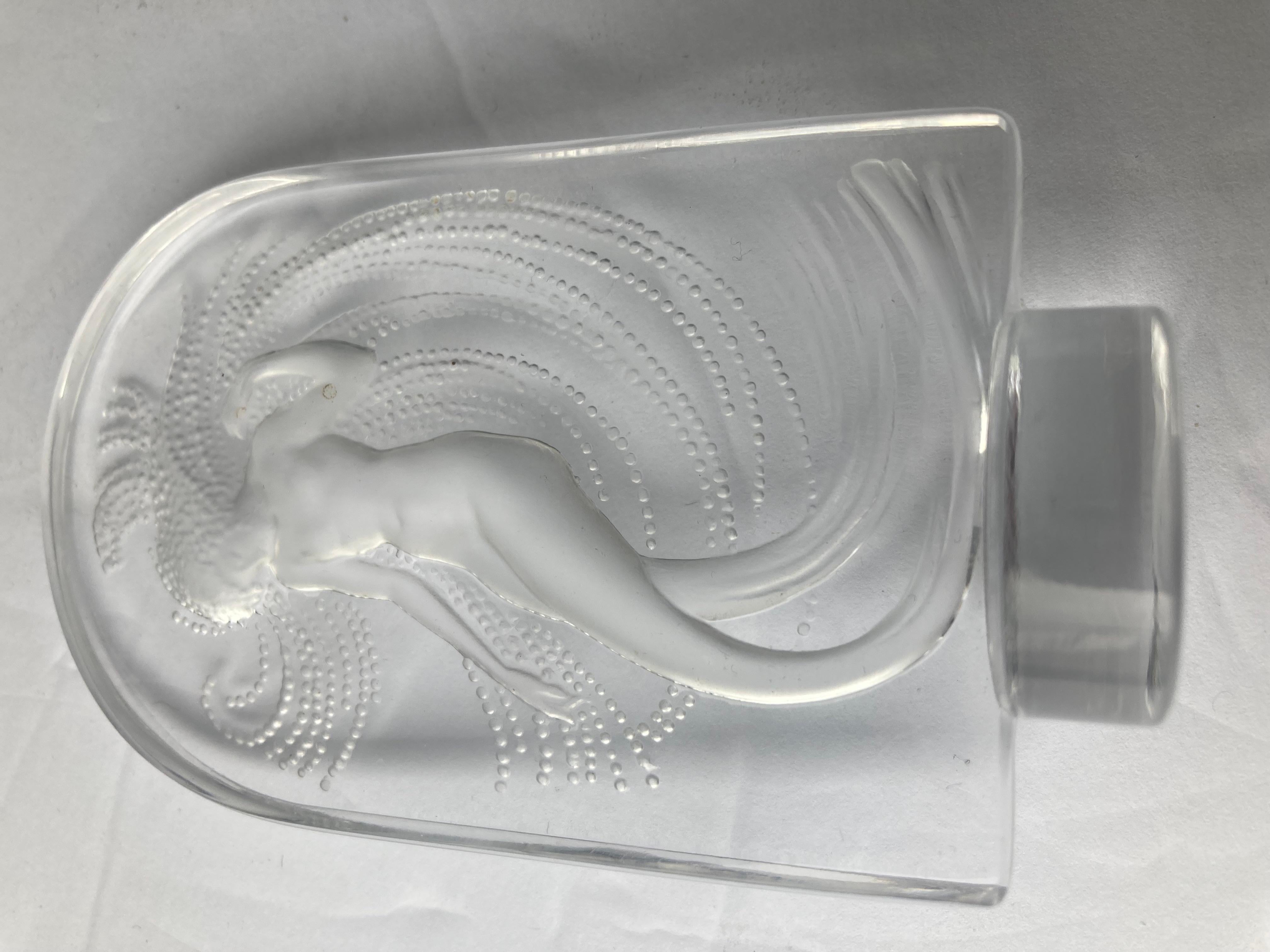 20ième siècle Sculpture/weight en papier de Nymphe nue « Serene Naiade » de Lalique, signée.