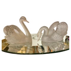 Paire de cygnes en cristal dépoli de Lalique sur  centre de table gravé dans un miroir