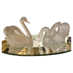 Paire de cygnes en cristal dépoli de Lalique sur  centre de table gravé dans un miroir 