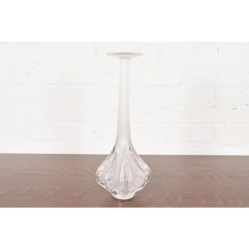 Magnifique vase en cristal givré de style Art Déco ou Art Nouveau.

Par Marie-Claude Lalique pour Lalique

Paris, France, Vers la fin du 20e siècle

Mesures : 6 