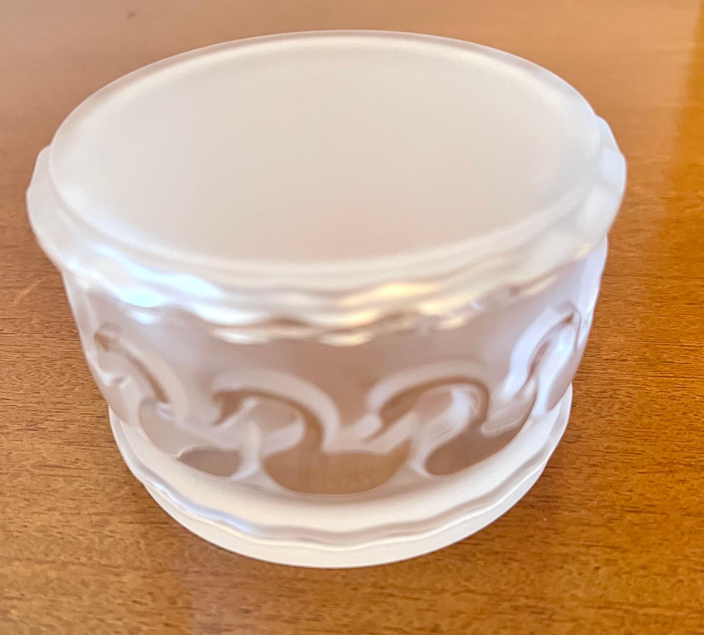 Lalique Paris signed Frosted Lidded Box features Swans  For Sale 1