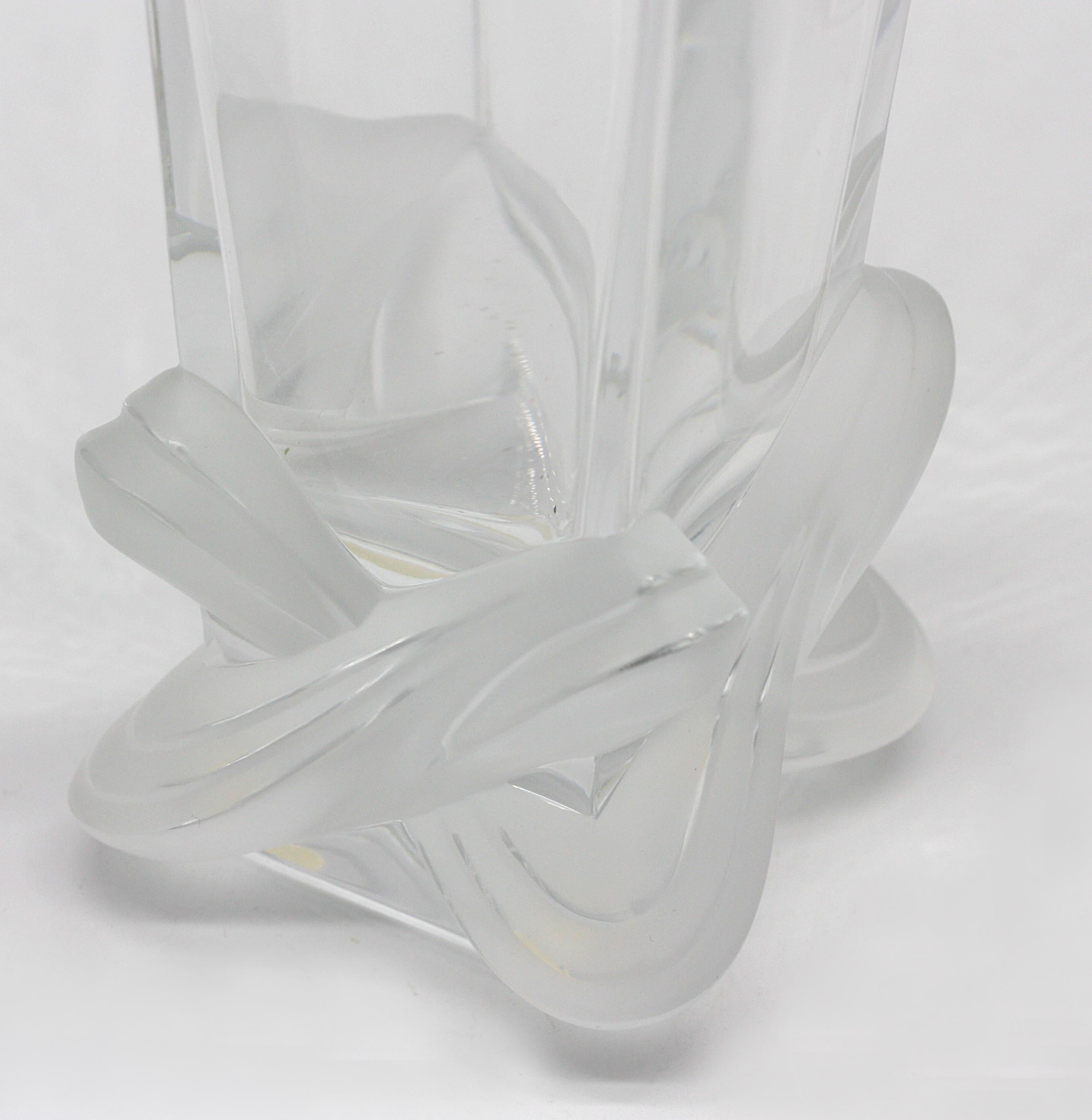 Verre Vase incolore en partie en cristal dépoli Lalique  Signé M. Lalique en vente