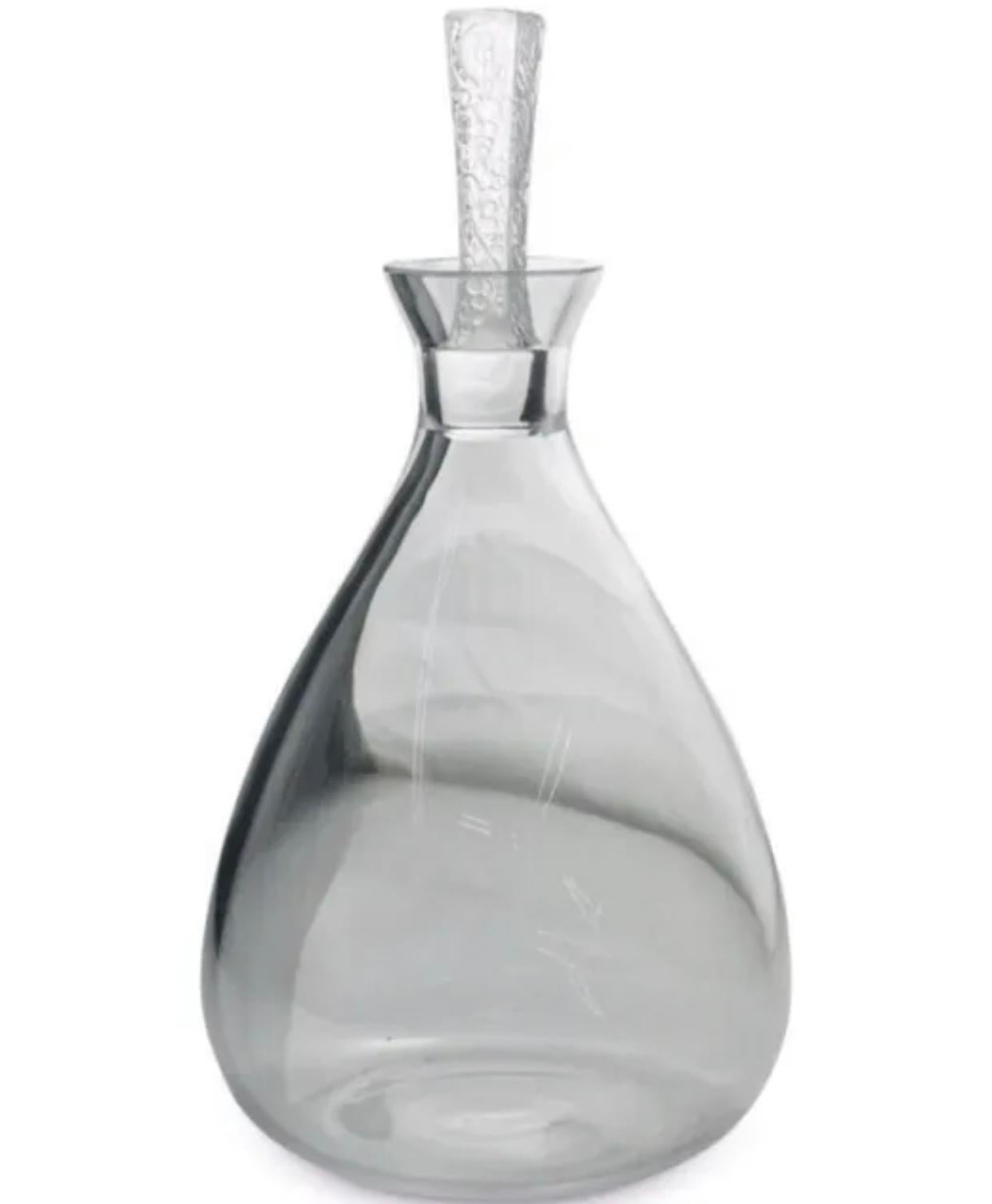 Ensemble de verres à pied en cristal Lalique comprenant une carafe avec un bouchon dans le motif 