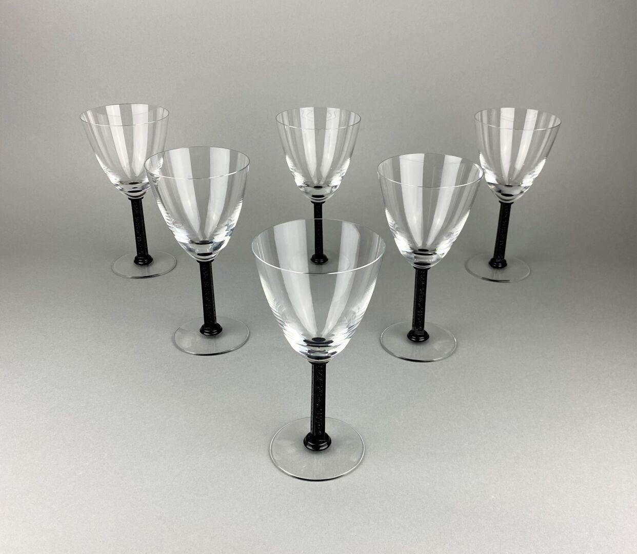 Lalique France,
Suite of six glasses with wine or water out of crystal blown moulded and moulded pressed.
The leg of square section with geometrical motive frosted and tinted.
Model Phalsbourg.
Signature on the back.
H-18.5 cm
Contemporary