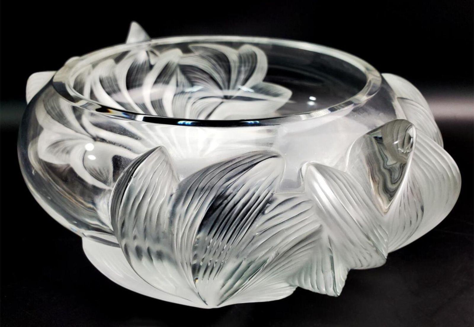 20ième siècle Coupe centre de table en verre dépoli Pivoine de Lalique en vente