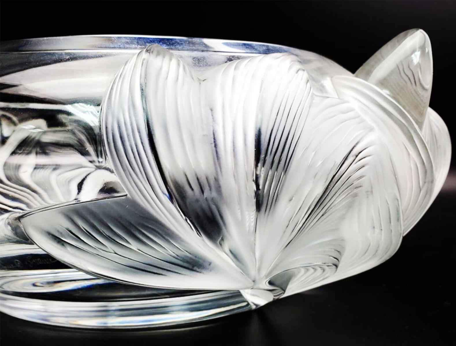 Cristal Coupe centre de table en verre dépoli Pivoine de Lalique en vente
